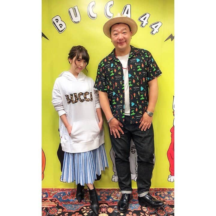 岡英里さんのインスタグラム写真 - (岡英里Instagram)「TKO木下さん @tko.kinoshita ディレクションブランド【 #BUCCA44 】の展示会に行ってきたよー💋 . . なかなかスケジュール合わず伺えてなかったので今回やっとの参加でした😂❤️ . . オーバーサイズのパーカーが可愛くて可愛くて☺️💓オーダーした新作が届くのも本当に楽しみっ💕 . . 写真のパーカーはXXLサイズだよー☆1枚でワンピみたいに着るなら丈感的にXXXLの方がオススメかもしれない👀 . . パーカー以外にもたくさん可愛い新作あったのでみんなチェックしてみてね❤ . . 木下さん、お誘い頂きありがとうございました💓 . . 帰りのガチャガチャでレアシール当たった😝✨ . . #岡英里 #グラビアアイドル #ブッカ44 #ブルドッグ #TKO #TKO木下 さん #ディレクション #メンズ #ブランド #2019ss #春夏 #展示会 #恵比寿 #オーバーサイズ #パーカー #可愛い #かわいい #新作 #オーダー #楽しみ #ファッション #おしゃれ #おしゃれさんと繋がりたい #Japanese #fashion  #good #thankyou」4月6日 13時38分 - okaeri0424