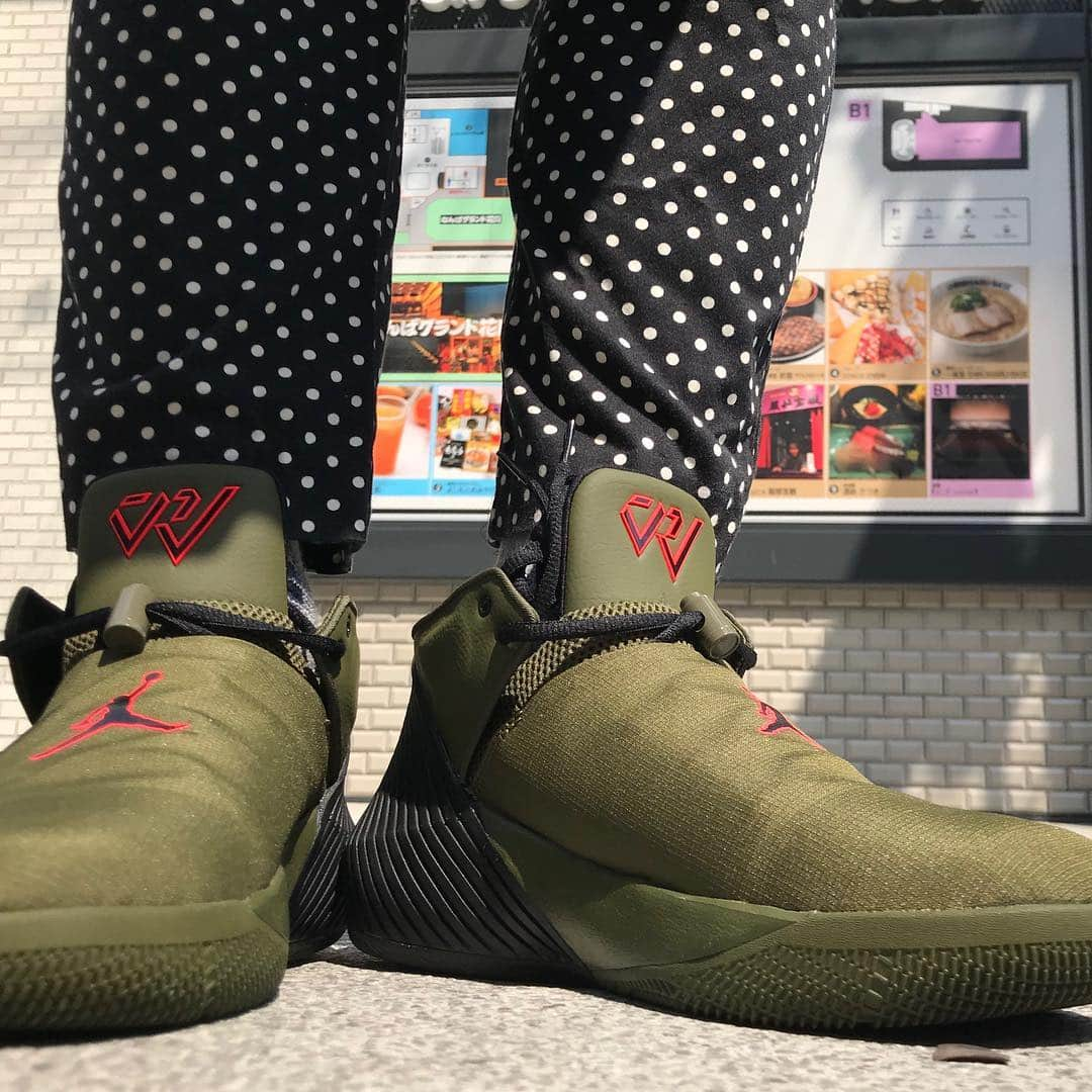 森田展義さんのインスタグラム写真 - (森田展義Instagram)「今日はこの子と初デート 『NIKE JORDAN WHY NOT ZERO.1 LOW OLIVE CANVAS/BLACK/INFRARED』 『ナイキ ジョーダン ワイ ノット ゼロ .1 オリーブキャンバス/ブラック/インフラレッド』なる靴  #nobmorley  #森田展義  #なる靴 #sneakers #kicks #NIKE  #AIR #ナイキ #ジョーダン #ワイノットゼロ1 #オリーブキャンバス #WHYNOTZERO1 #crazySNKRS #datewithsnkrs #なんばグランド花月」4月6日 13時39分 - nobmorley