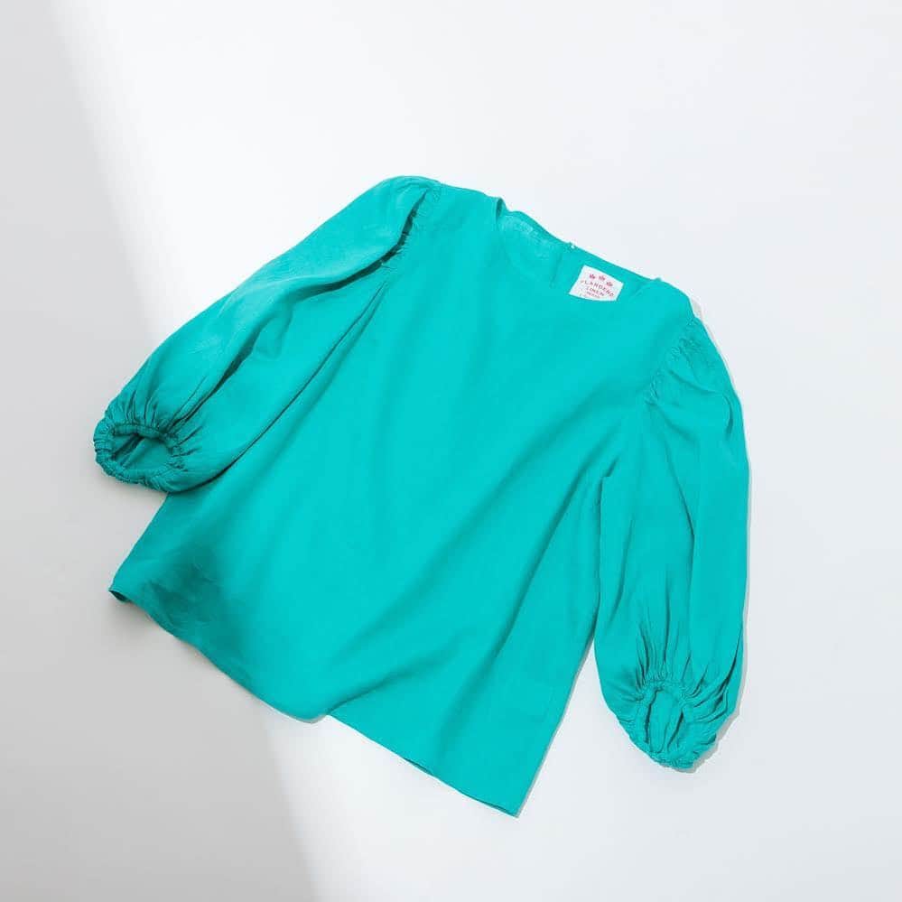 のインスタグラム：「RECOMMEND ITEM for FEMME﻿ ﻿ 【4/8発売開始】﻿ フランダースリネンブラウス﻿ ¥12,960(tax included)﻿ color : green / black / pink / white﻿ ﻿ 首周りがすっきり女性らしく綺麗に見えるように設定されたブラウス。袖のボリューム感がほどよくトレンド感を演出してくれます。シンプルすぎないデザインでスタイリングのポイントに。吸水性・速乾性に優れ、洗うほどに柔らかくなるフランダースリネンは、夏は涼しく、肌触りの良いさらりとした着心地を楽しんでいただける天然素材です。﻿ ﻿ @adametrope ﻿ @jadorejunonline ﻿ #adametrope#jadorejunonline#blouse」
