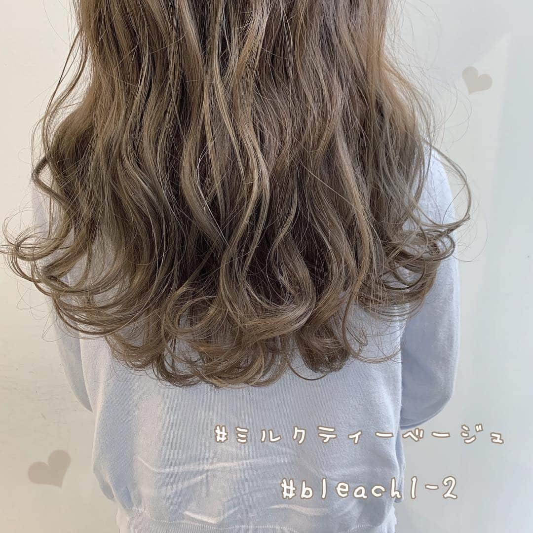 ALIVEさんのインスタグラム写真 - (ALIVEInstagram)「#tane_color . . gradation color /  milk tea beige . .  ALIVE harajuku stylist ✂︎ . タネイチアスカ【 @tanechaan 】 . . . 今どきなふんわり系女子、目指してみませんか？♥ はじめてのカラーのお客様、とっても可愛く大変身🥰 . . 〰︎ ミルクカラーとは 〰︎ . 一回ブリーチからでも入りやすく、かっこいい〜可愛い系まで、どんなお洋服にも似合っちゃうのが一番の魅力！初めてのブリーチの方も挑戦しやすいお色です♡ . 私の作るミルクカラーは、くすんでるのにくすみすぎてない、柔らかい質感と透明感を重視しています♡ . 思わず触れたくなっちゃうような女の子、つくります♡ . . 〰︎退色しても綺麗なブリーチデザイン〰︎ . ブリーチカラーはベース作りがとっても大切です！！ 一度失敗したら、なかなか直せません（ ; ; ） . だからこそ、しっかり学んだブリーチデザイン技術で グラデーションカラーでも、ハイライトでも、 ぷつっとなったり、ムラになるような事がないよう 丁寧に施術をさせていただきます🙏🏻 . ブリーチをすれば、退色をします。当日の仕上がりは もちろん退色後のことも考え、デザインをつくります☺︎ . . お客様一人一人のライフスタイルに合わせて デザインを選択し、提供させていただいております♡ . . . 〰︎ menu & price 〰︎ . cut ¥7020 color ¥7650 gradation ¥10800 highlight ¥14040 super highlight ¥18360 gradation & highlight ¥19440 double color ¥18360 care bleach ¥2160 . .  わからないことや不安なことがある方は DMにてご相談やご質問お願い致します😌♡ . .  #hair#ハイライト#グラデーションカラー#ハイトーンカラー#EXILE#generations#ミルクティー#グレージュ#ootd#バレイヤージュ#ダブルカラー#サロンモデル#三代目jsoulbrothers #ミルクティーグレージュ#ムラシャン#カラーキープシャンプー#ゴンチャ#ミルクティーベージュ #ミルクティーアッシュ #ピンクベージュ #撮影 #ゆるふわ巻き#ミルクティーカラー#クリーミーベージュ#卒業式ヘア#卒業式ヘアセット#黒髪卒業式#ミルクティーアッシュ#桜#お花見」4月6日 13時46分 - alivehair