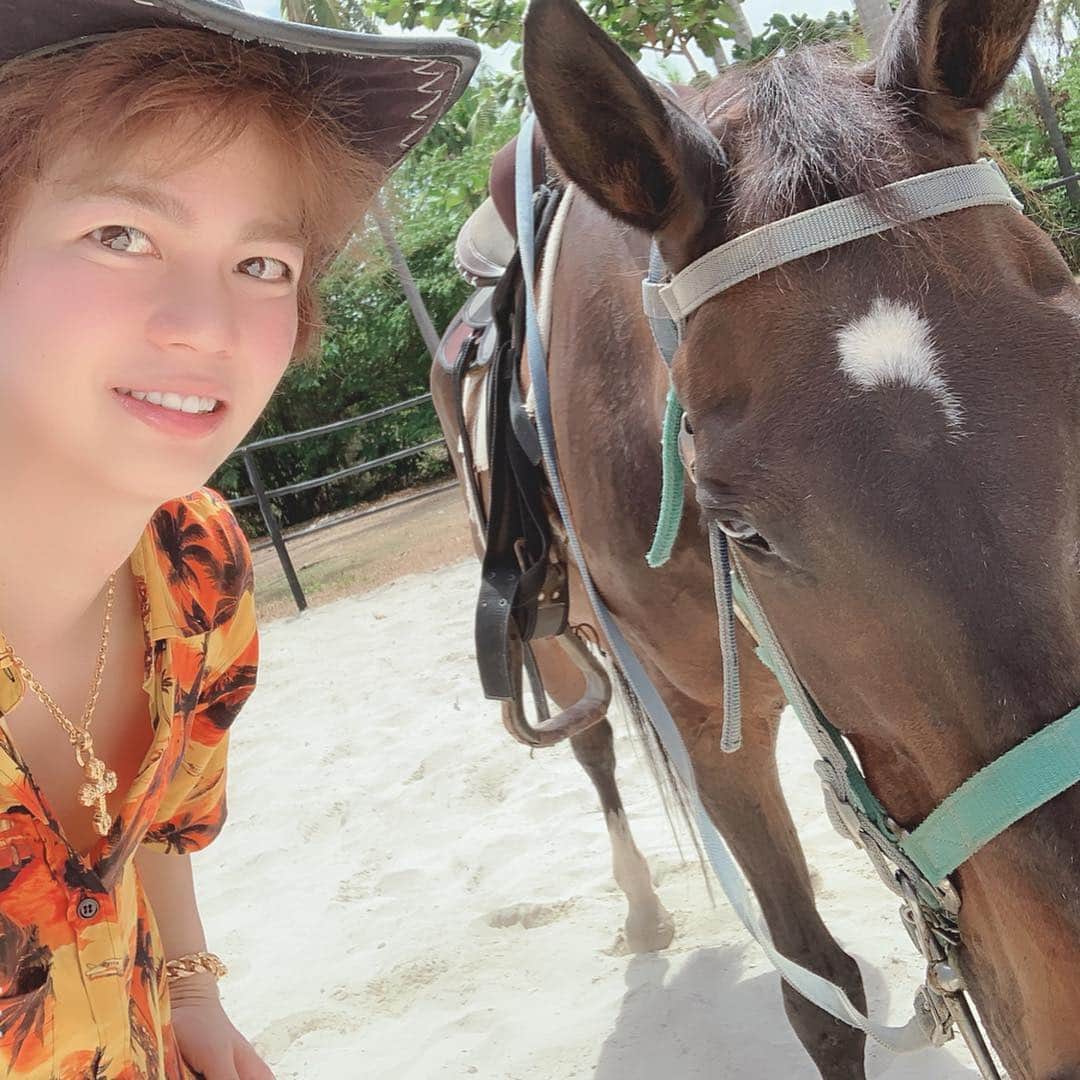 春木開さんのインスタグラム写真 - (春木開Instagram)「二兎を追うものは一兎をも得ずというが 二兎を追うものにしか三兎は得れない🐎  と思ってる🤔  #セブ #セブ島 #cebu #philippines #🇵🇭 #kandayaresort  #馬 #乗馬クラブ #馬乗りジョニー #馬に乗るだけでなく馬に乗りながら波にも乗る」4月6日 13時49分 - haruki.kai