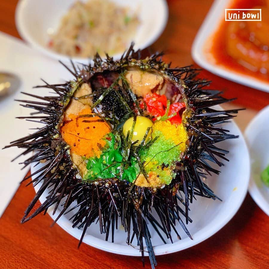 4foodie, for foodieさんのインスタグラム写真 - (4foodie, for foodieInstagram)「📍Los Angeles, California Crab House (Shin Chon Restaurant) / 以下餐點及價位 Sea Urchin Rice (Uni Rice) / $時價market price  美味程度(taste)：🌕🌕🌕🌗🌑 💡補充notes💡當天一個要$19.99美金，不要看照片這樣其實一個小小的，裡面有一點點飯和各種不同魚卵～服務生說吃的時候建議攪拌均勻。海膽有些腥味，但還是吃的到一點甜味～ Korean Kan Jang Ke Jang / $68.99 (2 crabs)  美味程度(taste)：🌕🌕🌕🌗🌑 💡補充notes💡這是我第一次吃醬螃蟹🦀️!去吃之前朋友跟我說會很鹹要配飯吃，果然真的挺鹹的🤭我們三人點了兩個韓國醬油醃生蟹因爲價格真的很高～雖然鹹，但真的很新鮮，完全沒有腥味，口感軟軟糊糊的，配飯會好很多！美國螃蟹便宜很多，但韓國螃蟹肉更鮮甜，蟹膏跟蛋也比較多～ This is my first time trying soy sauce marinated raw crabs!! They were really fresh and salty. The texture of the crab was uniquely soft and gelatinous. You can order US crabs for a cheaper price but Korean crabs are usually fresher and have more crab eggs.  整體overall  環境衛生(ambience)：🌕🌕🌕🌗🌑 服務態度(service)：🌕🌕🌕🌕🌗 再訪意願(revisit)：🌕🌕🌕🌑🌑 🗺923 Vermont Ave, Los Angeles, CA 90006 ☎️(213) 365-8886 ⏰10:00-22:00 💡補充notes💡這家單價真的偏高，但是老闆娘人很好，還送我們一盤馬鈴薯煎餅。他們家的小菜也給的很大方，其中有一個小菜是鮭魚頭跟肉。餐廳旁邊有停車場～ #4foodie #4foodieinCalifornia #加州美食 #美國美食 #4foodie加州 #crabhouse #洛杉磯美食 #醬油螃蟹 #海膽飯 #unirice #marinatedrawcrab #koreancrab ©版權所有，不得轉載copyrights reserved」4月6日 13時56分 - 4foodie