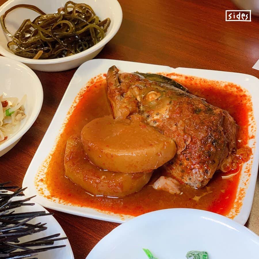 4foodie, for foodieさんのインスタグラム写真 - (4foodie, for foodieInstagram)「📍Los Angeles, California Crab House (Shin Chon Restaurant) / 以下餐點及價位 Sea Urchin Rice (Uni Rice) / $時價market price  美味程度(taste)：🌕🌕🌕🌗🌑 💡補充notes💡當天一個要$19.99美金，不要看照片這樣其實一個小小的，裡面有一點點飯和各種不同魚卵～服務生說吃的時候建議攪拌均勻。海膽有些腥味，但還是吃的到一點甜味～ Korean Kan Jang Ke Jang / $68.99 (2 crabs)  美味程度(taste)：🌕🌕🌕🌗🌑 💡補充notes💡這是我第一次吃醬螃蟹🦀️!去吃之前朋友跟我說會很鹹要配飯吃，果然真的挺鹹的🤭我們三人點了兩個韓國醬油醃生蟹因爲價格真的很高～雖然鹹，但真的很新鮮，完全沒有腥味，口感軟軟糊糊的，配飯會好很多！美國螃蟹便宜很多，但韓國螃蟹肉更鮮甜，蟹膏跟蛋也比較多～ This is my first time trying soy sauce marinated raw crabs!! They were really fresh and salty. The texture of the crab was uniquely soft and gelatinous. You can order US crabs for a cheaper price but Korean crabs are usually fresher and have more crab eggs.  整體overall  環境衛生(ambience)：🌕🌕🌕🌗🌑 服務態度(service)：🌕🌕🌕🌕🌗 再訪意願(revisit)：🌕🌕🌕🌑🌑 🗺923 Vermont Ave, Los Angeles, CA 90006 ☎️(213) 365-8886 ⏰10:00-22:00 💡補充notes💡這家單價真的偏高，但是老闆娘人很好，還送我們一盤馬鈴薯煎餅。他們家的小菜也給的很大方，其中有一個小菜是鮭魚頭跟肉。餐廳旁邊有停車場～ #4foodie #4foodieinCalifornia #加州美食 #美國美食 #4foodie加州 #crabhouse #洛杉磯美食 #醬油螃蟹 #海膽飯 #unirice #marinatedrawcrab #koreancrab ©版權所有，不得轉載copyrights reserved」4月6日 13時56分 - 4foodie