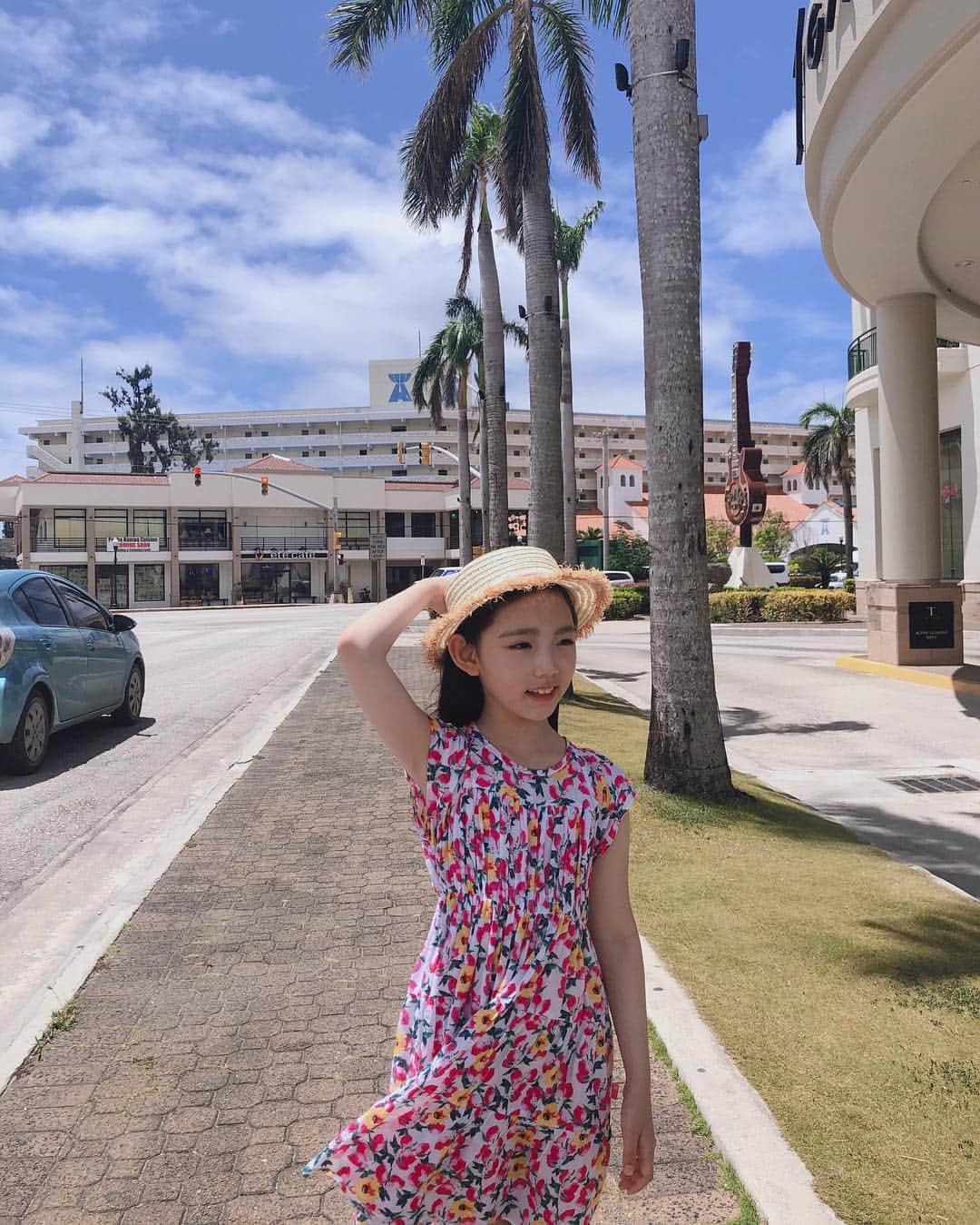 ウンチェのインスタグラム：「So hot🌴 . . . #토요일#일상#daily#사이판#saipan #ootdp#원피스#꼬망스#commencer」