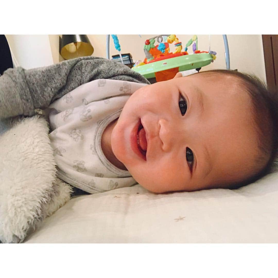 のインスタグラム：「・ ・ だいぶ遅くなってしまいましたが… ・ 先日8ヶ月になりました💙 ・ ・ ☑︎最近の👶の様子🌈 ・ ⚫︎離乳食1日2回になった ⚫︎毎日美味しそうによく食べる ⚫︎ハイタッチや手を振る仕草ができるようになった ⚫︎抱っこが大好き ⚫︎寝返り▷うつ伏せ▷方向転換▷後退 ⚫︎ジャンパルーでのジャンプ力が強め😂 ・ 離乳食は机の上に置くと足をバタバタさせて興奮して食べる時は大きなお口を開けてパクパクたくさん食べてくれます😊 ・ 毎回完食してくれるので作り甲斐がある❤️ ・ 引き続き母は離乳食作り頑張ります💪✨ ・ ・  最近よくケタケタ笑うんだけどその笑い声がたまらなく可愛い😍💕 ・ #成長記録 #育児記録 #生後8ヶ月 #男の子ママ #7月生まれ #son #family #boymom #love」