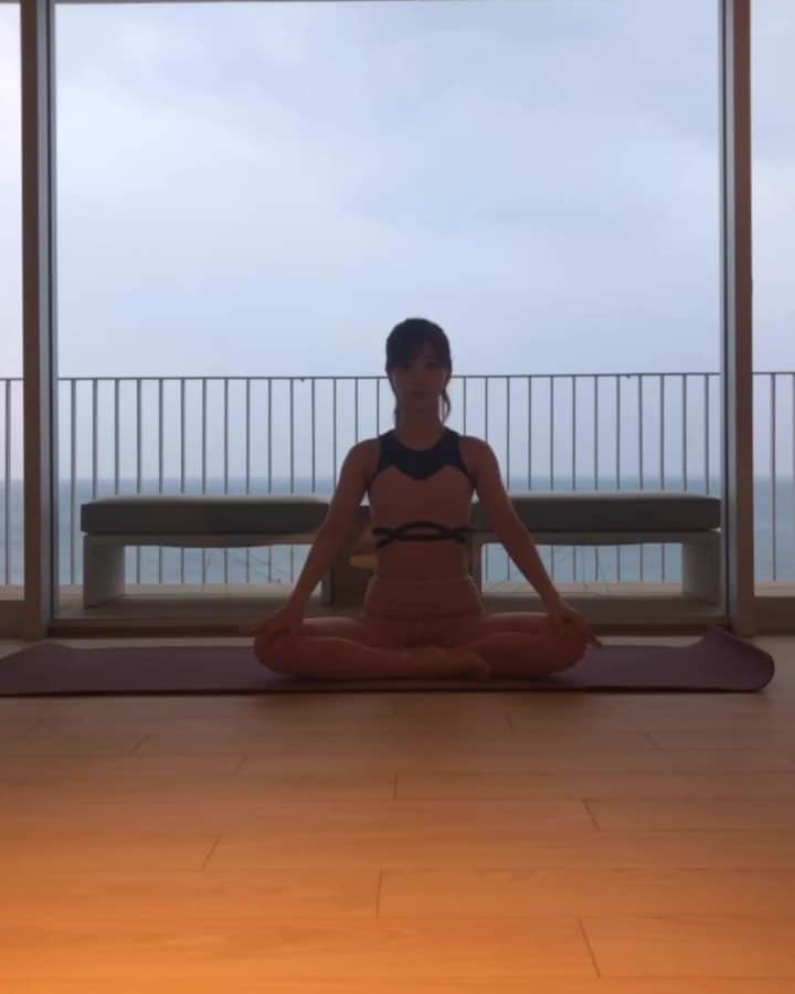 のインスタグラム：「簡単！ 座りながら出来る肩凝り改善ヨガ🧘‍♀️ 4月から新生活がスタートして身体が緊張しっぱなしかも？ 肩周りが凝り固まっていると血行が悪くなり、浮腫みや頭痛の原因にもなります。肩周りをしっかりほぐしていきましょう！ 真似してみてね😊✨ . #MAARIヨガ #ヨガ #簡単ヨガ #座りながら #肩凝り改善」