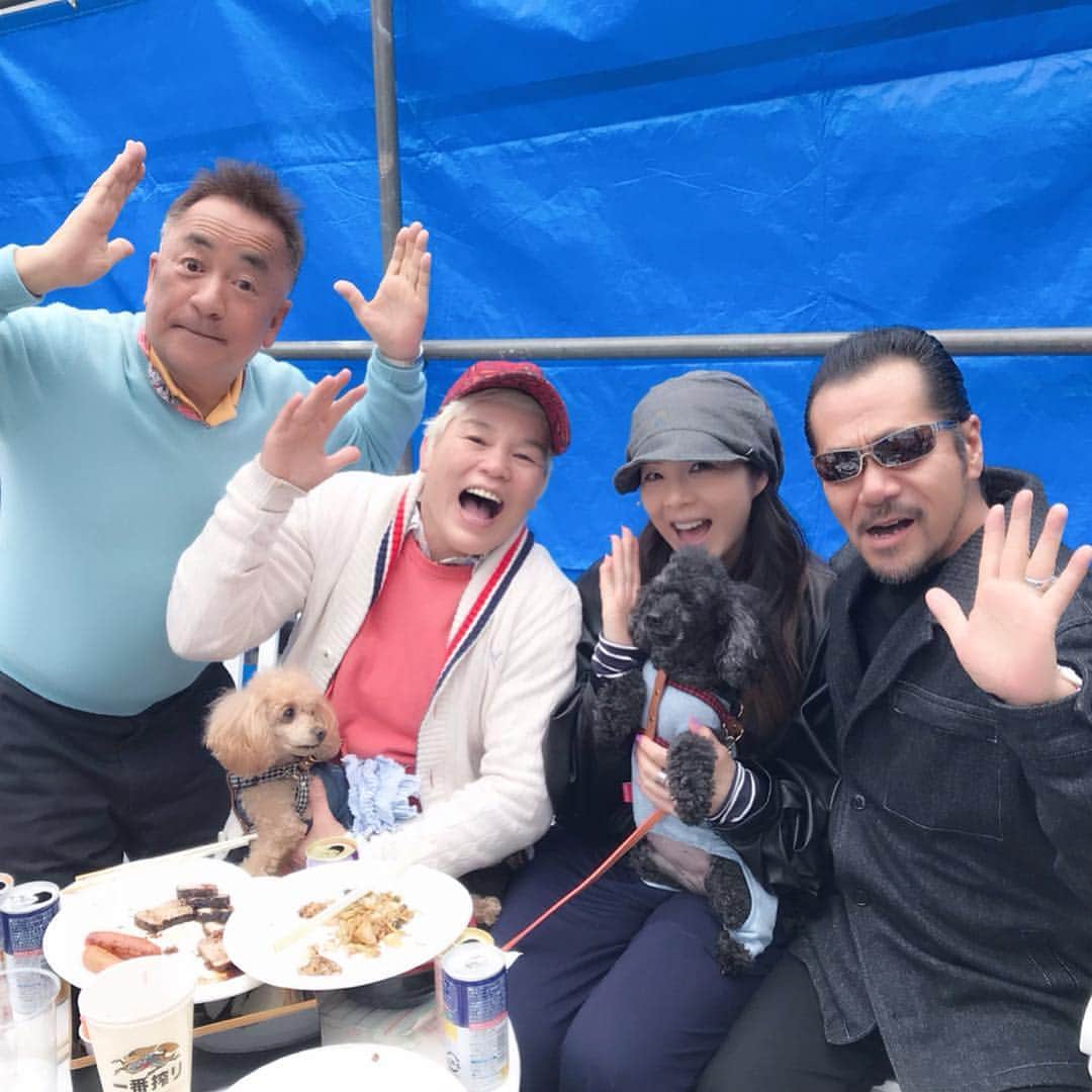 井上貴子のインスタグラム：「ちょっとさかのぼって。  3月31日のこと。 日頃から良くしてくださる 横浜のご住職家族に招かれて 毎年恒例のお花見🌸  翔さんにまた逢えた♡♡ せんだみつおさんが居ると ずーーーーっと喋ってくれるので  その場がずーーーーっと明るい （笑）  おいしかったな♡おでん🍢  べにひおも楽しそうだった^ ^  ひーちゃんお説教されてる 写真もある（笑）  さてーーっ。  試合へ行ってこよう！ 最後の写真は さっき電車の中で撮った 今日の持ち物^ ^  黒いコーヒー☕️ Happyで^ ^  #井上貴子  #LLPWX #女子プロレスラー #紅緒と柊音 #ディアナ女子プロレス #カルッツ川崎 #花見 #横浜銀蠅 #せんだみつお #なはなはポーズ #トイプードル」