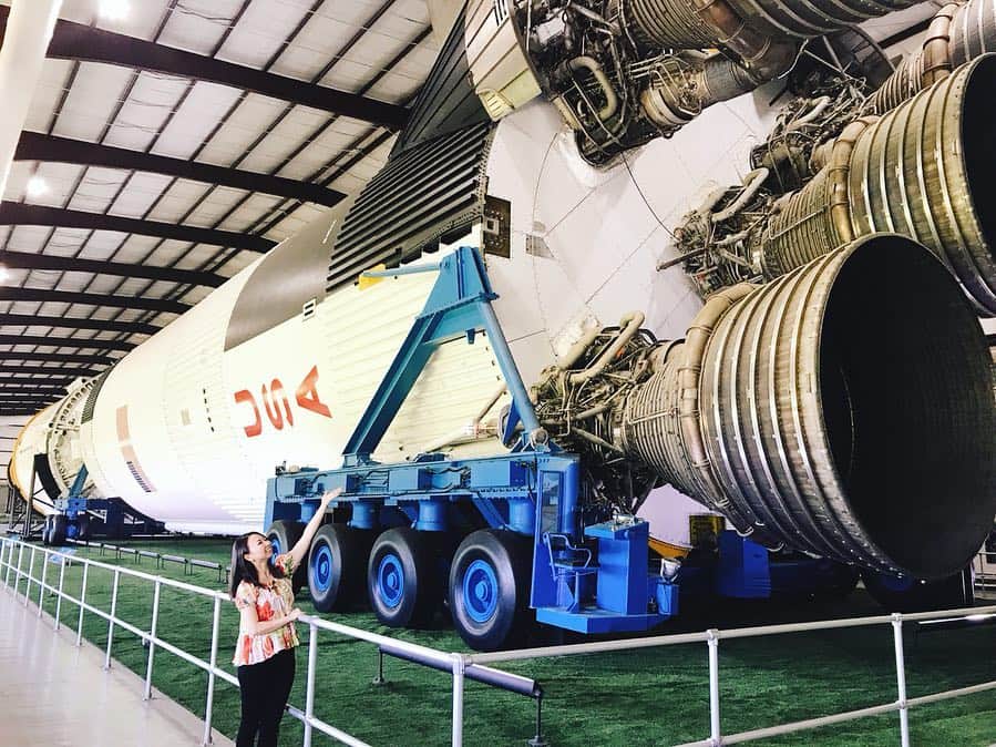 空まどかさんのインスタグラム写真 - (空まどかInstagram)「憧れのNASA at Houston そんなに広くないって聞いてたけど、めちゃめちゃ楽しめた♡♡最高♡本物のロケットに、ミッションコントロールセンターに、宇宙飛行士さんたちの練習場所に、でっかいエンジンに、いろんな展示もあって大興奮😍😍😍😍 オープン10時から16時までめいっぱい楽しんだけどまだまだ楽しめたーーー🙌🙌🙌🙌 行くかどうか悩んでる人は絶対行ってほしい！！！！！ グッズがもっと可愛かったらなお良かったなぁーーーww * * NASA❤️ I wanted to come here for a long time. I can’t overstate how excited I was. I’m sooo glad that I live in LA because the flight is much cheaper than from Japan as we know. I totally recommend you to go there if you are interested. It was completely awesome and impressive👏👏👏 I almost cried🤣 My journey will go on... * * #nasa #spacecenterhouston #houston #saturn5 #rocket #space #planet #moon #earth #astronaut #cool #awesome #fantastic # impressive」4月6日 14時17分 - sky_madoka
