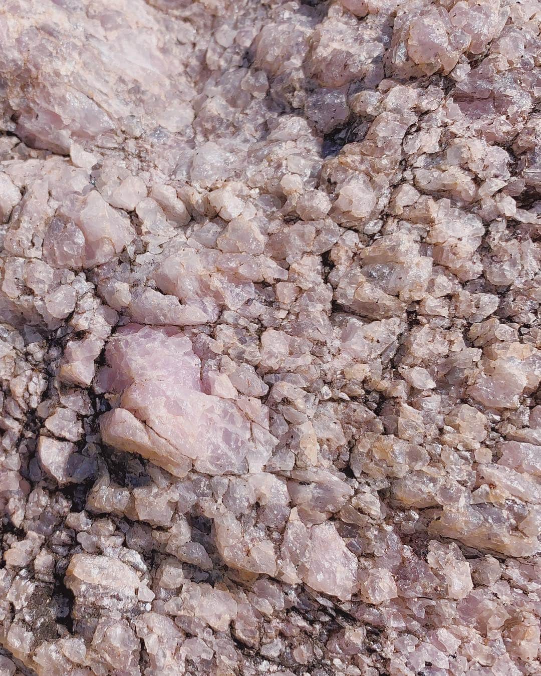 Manamiのインスタグラム：「PINK QUARTZ MOUNTAIN⛰💕 ㅤ 全てローズクォーツで出来た山😳💖 ローズクォーツと言えば恋愛運の上がるパワーストーン💎 ここに登った私達の恋愛運は最強❕なはず😇」