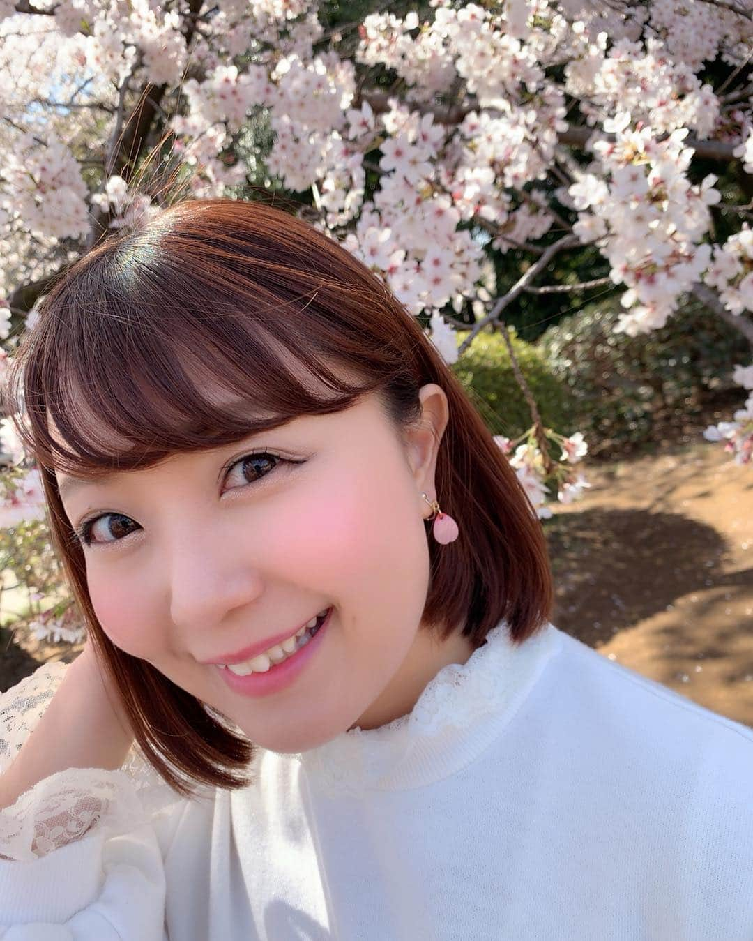 嶋梨夏さんのインスタグラム写真 - (嶋梨夏Instagram)「お花見の時につけたくて買った桜の花びらイヤリング、とってもお気に入りです🌸💕💕💕 #桜 #さくら #sakura #cherryblossom #お花見 #イヤリング #earrings #アクセサリー #accessory #コトモノマルシェ #spring #Tokyo #新宿御苑 #アラサー女子 #ショートボブ #mistywoman #photooftheday #JAPAN #japanesegirl #avex #avexmanagement #instagood #followme #シマリカコーデ #ricashima #嶋梨夏」4月6日 14時19分 - shimarica_jp