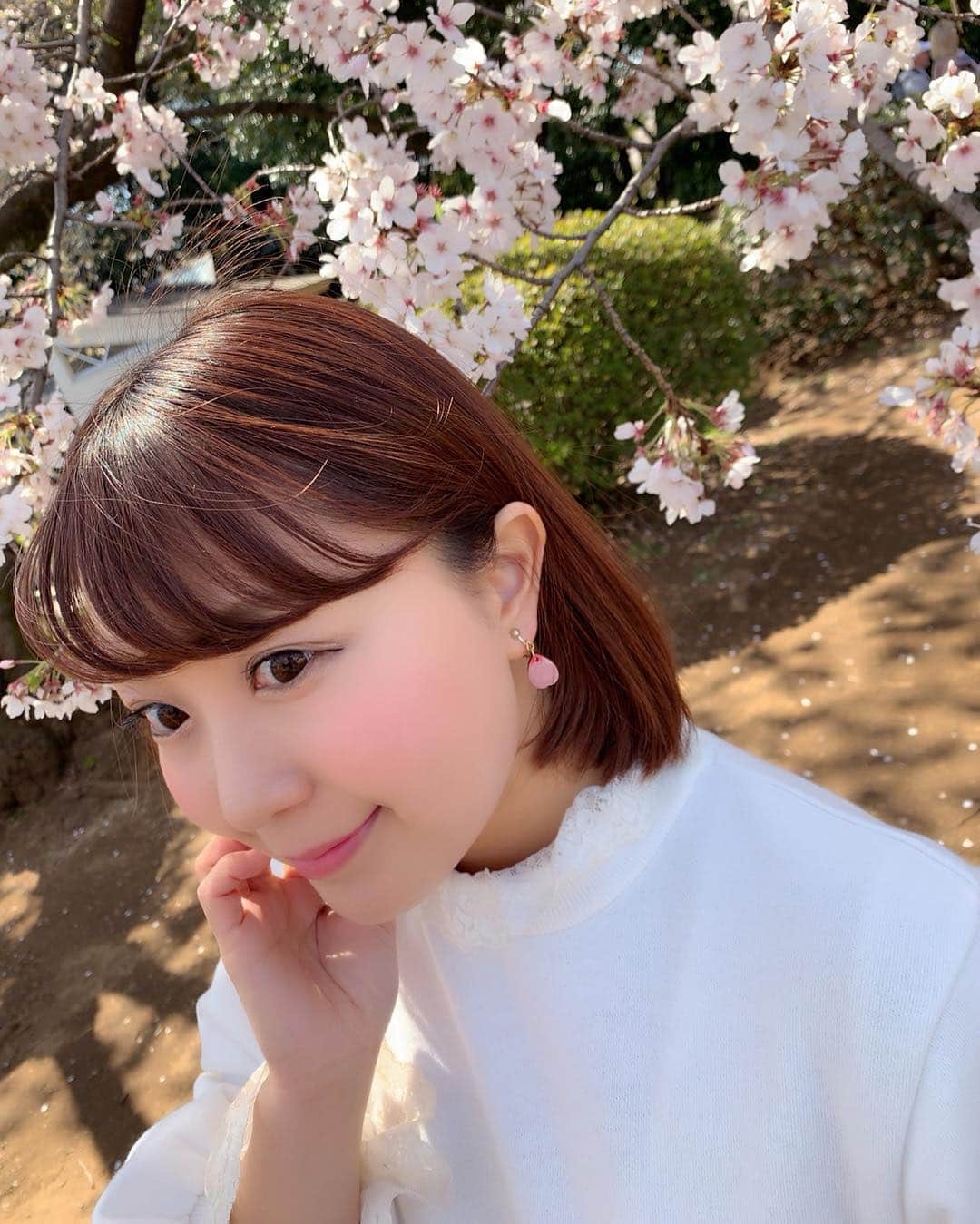 のインスタグラム：「お花見の時につけたくて買った桜の花びらイヤリング、とってもお気に入りです🌸💕💕💕 #桜 #さくら #sakura #cherryblossom #お花見 #イヤリング #earrings #アクセサリー #accessory #コトモノマルシェ #spring #Tokyo #新宿御苑 #アラサー女子 #ショートボブ #mistywoman #photooftheday #JAPAN #japanesegirl #avex #avexmanagement #instagood #followme #シマリカコーデ #ricashima #嶋梨夏」