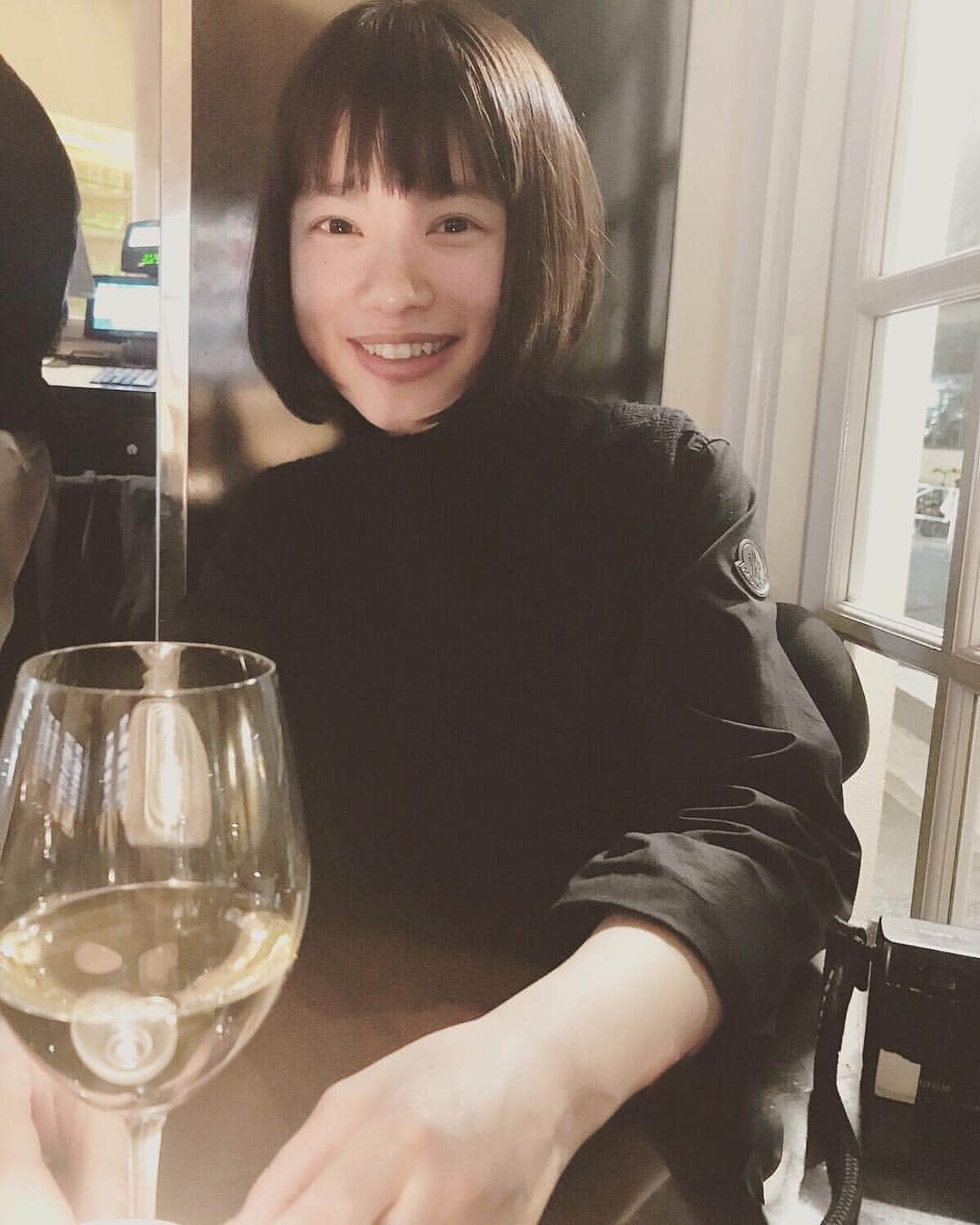 杉咲花のインスタグラム：「お知らせです。 毎週TOKYO FMにて放送中の ラジオ「杉咲花のFlowerTOKYO」ですが、 明日から放送時間をお引越しして 毎週日曜日、朝８時からの番組になります。(念願の！) 今までよりちょっぴり早くはなりますが、 是非お聴きください☀️ #杉咲花のFlowerTOKYO」