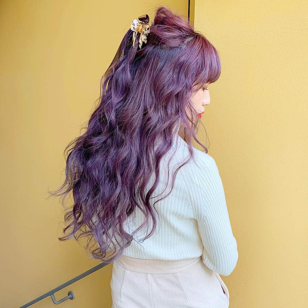 のインスタグラム：「﻿ ﻿ new➰💜﻿ ﻿ だいぶ定番化してきたこの色、やっぱりお気に入り。﻿ NOフィルターでこの色合い🍇﻿ ﻿ これがゆかりさんにやってもらうラストカラーと思うと本当〜に寂しい...🥺この1年間以上の髪の毛は全てゆかりさんにやってもらってます✌︎﻿ ﻿ 仕上がりだけじゃなくて色落ちも綺麗だし毎回アレンジも可愛いくしてくれるよ。ゆかりさんらぶです🍒﻿ ﻿ thx❤︎ @_cime_33ykr ﻿ ﻿」