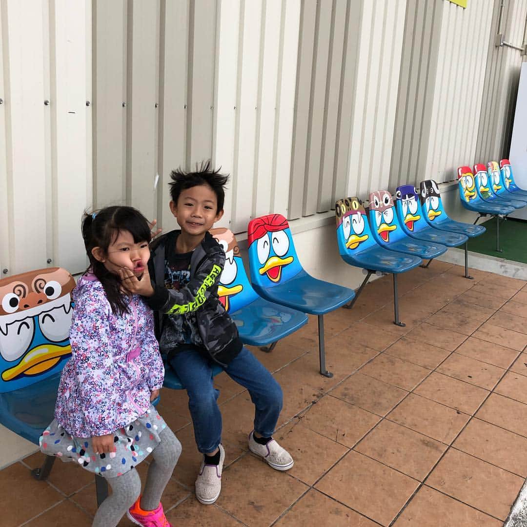 のインスタグラム：「沖縄最終日！ 前日の夜とっても風が強かったけど、なんとかおさまり一安心( ^ω^ )  空港行く前にドンキホーテで唐揚げを購入（笑）  なんか最初来た時に姫が食べたいって言うので買ってみたらすごく美味しかったの（笑） 詰め放題で300円！ 姫はにんにく醤油がお気に入り(≧∀≦) で、空港で最後の沖縄料理たちといただきました(๑˃̵ᴗ˂̵) あ〜楽しかった〜！ #春休み#息子殿姫#息子殿#姫#ドンキホーテ石垣島#ドンキホーテ#石垣島#沖縄#詰め放題#石垣空港#唐揚げ」