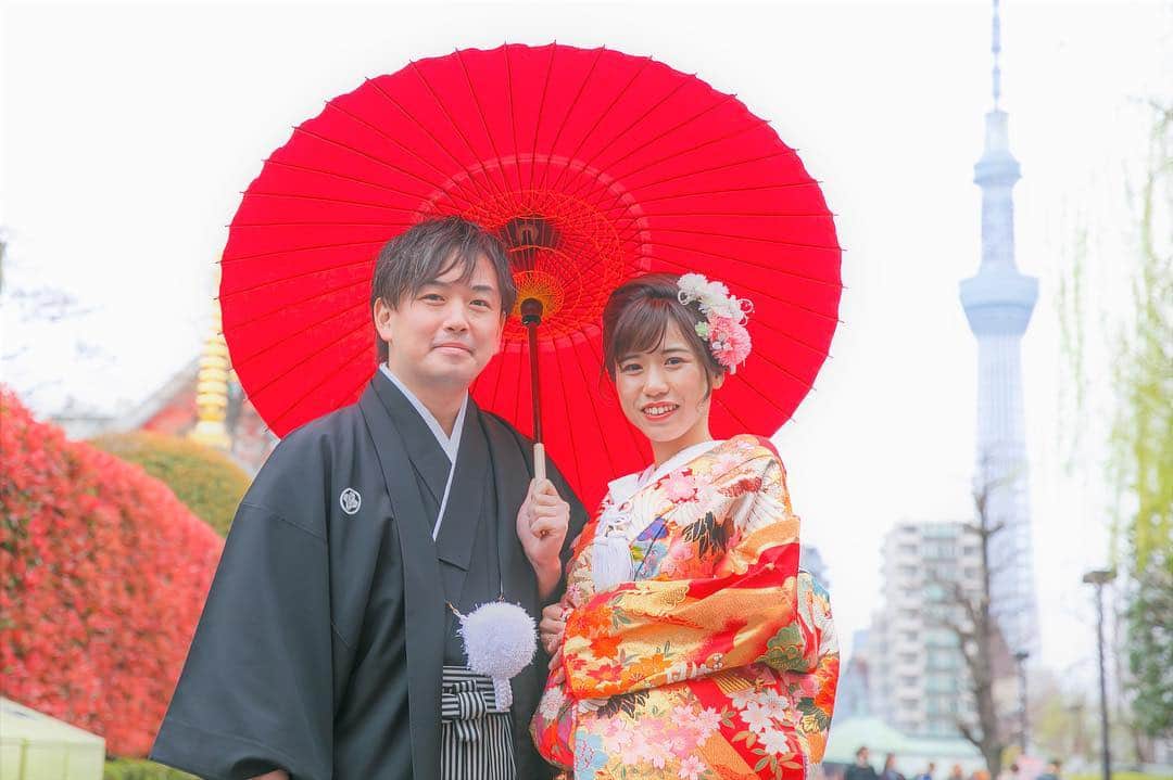 晴レの日｜HARENOHIのインスタグラム：「〜〜本格和装撮影が49,800円から！！〜〜﻿ ﻿ 浅草の魅力を存分に味わえる撮影体験☆﻿ 最高級の和装で他とは違うワンランク上の贅沢☆﻿ メイクもへアセットもHARENOHIにお任せ☆﻿ 和装小物貸出無限大！あなたのわがまま叶えます☆﻿ ﻿ お問い合わせはこちら↓﻿ https://www.photorait.net/studio/201430﻿ ﻿ お電話でもご予約承ります↓﻿ 03-6721-5547﻿ ﻿ ・﻿ ・﻿ ・﻿ ﻿ スカイツリーを背景に… ﻿ #HARENOHI #晴レの日 #浅草 #asakusa #浅草寺 #sensoji #雷門 #kaminarimon #西参道商店街 #人力車 #jinrikisha #スカイツリー #skytree #結婚式 #wedding #和婚 #前撮り #和装 #和服 #色打掛 #紋付 #カップル #夫婦 #couple #instagood #photooftheday #love #l4l #followｍe」