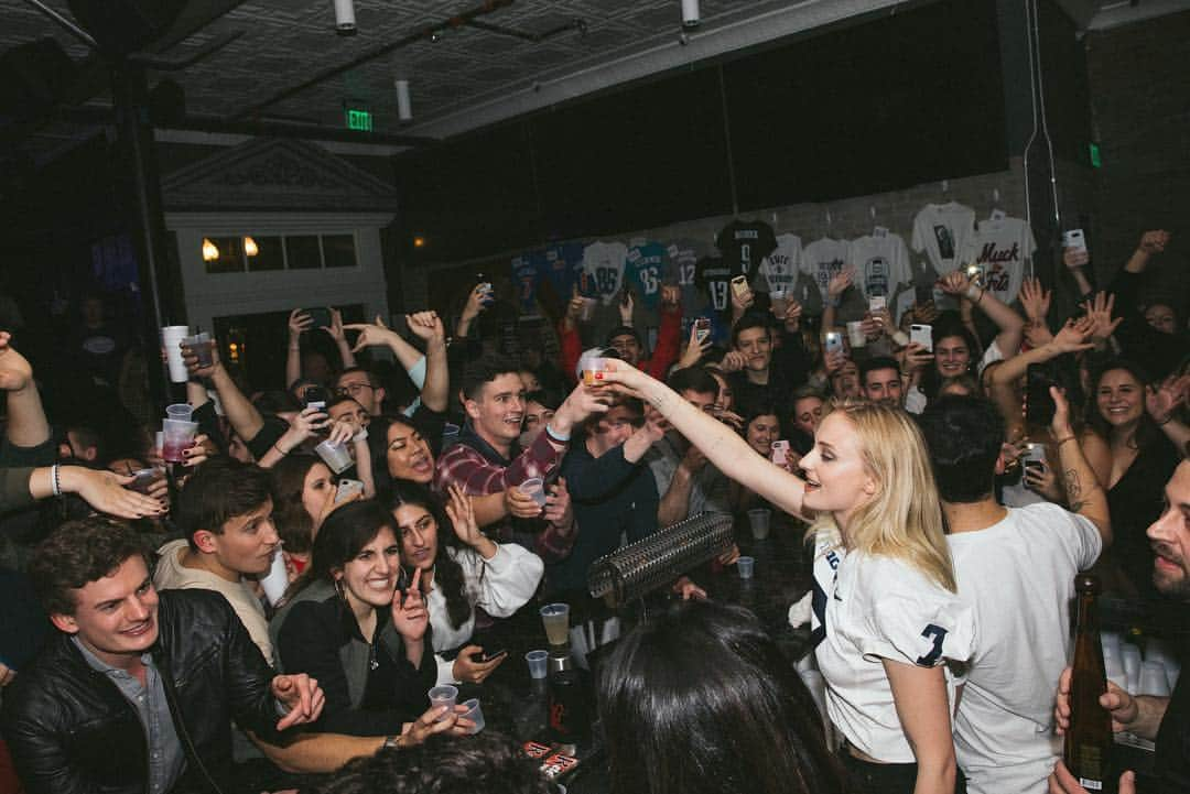 ジョー・ジョナスさんのインスタグラム写真 - (ジョー・ジョナスInstagram)「TONIGHT AT @CHAMPSPENNSTATE!! Best bar ever? EVER! We are Penn State 💪🏼」4月6日 14時30分 - joejonas