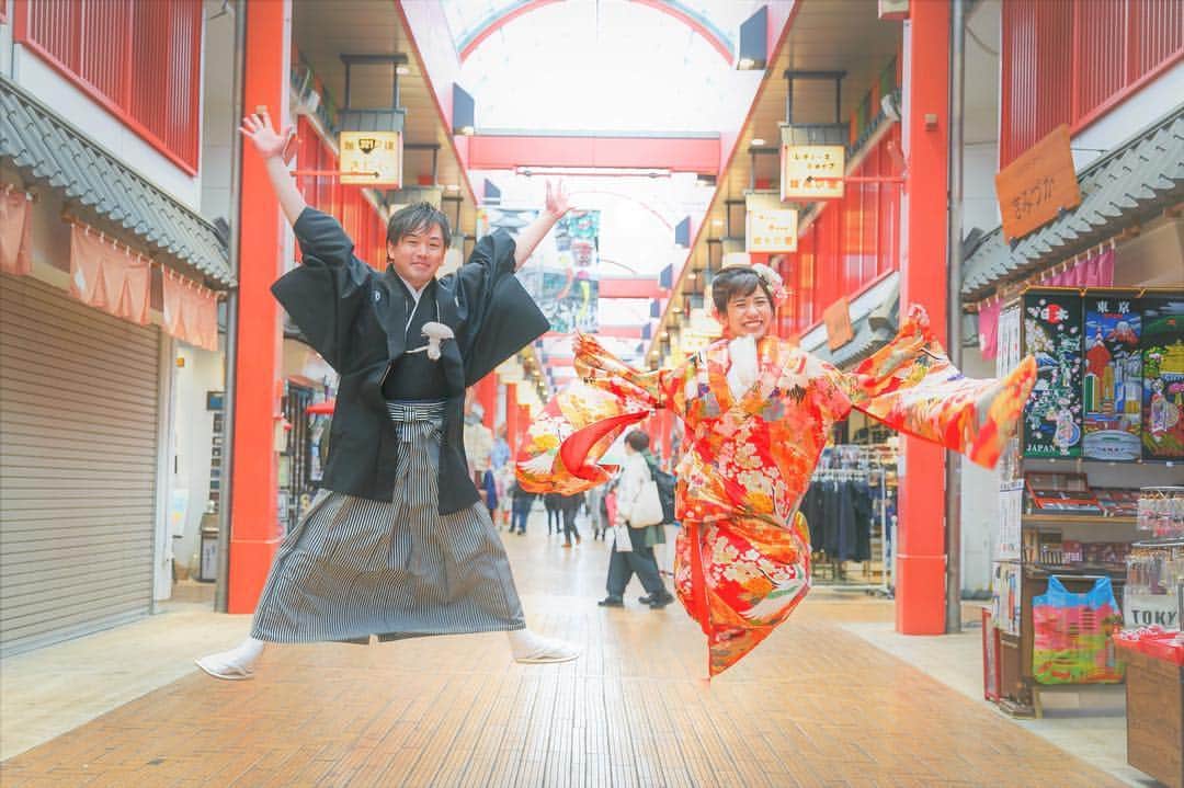 晴レの日｜HARENOHIのインスタグラム：「〜〜本格和装撮影が49,800円から！！〜〜﻿ ﻿ 浅草の魅力を存分に味わえる撮影体験☆﻿ 最高級の和装で他とは違うワンランク上の贅沢☆﻿ メイクもへアセットもHARENOHIにお任せ☆﻿ 和装小物貸出無限大！あなたのわがまま叶えます☆﻿ ﻿ お問い合わせはこちら↓﻿ https://www.photorait.net/studio/201430﻿ ﻿ お電話でもご予約承ります↓﻿ 03-6721-5547﻿ ﻿ ・﻿ ・﻿ ・﻿ ﻿ 西参道商店街でJUMP！！﻿ ﻿ #HARENOHI #晴レの日 #浅草 #asakusa #浅草寺 #sensoji #雷門 #kaminarimon #西参道商店街 #人力車 #jinrikisha #スカイツリー #skytree #結婚式 #wedding #和婚 #前撮り #和装 #和服 #色打掛 #紋付 #カップル #夫婦 #couple #instagood #photooftheday #love #l4l #followｍe」