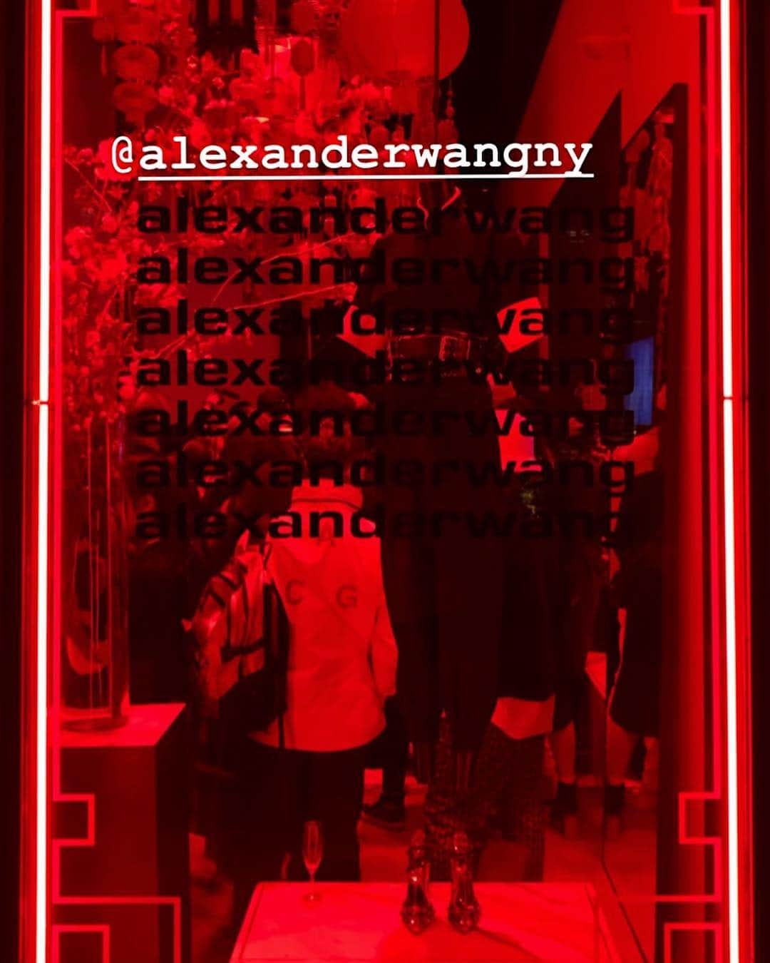 ローラさんのインスタグラム写真 - (ローラInstagram)「It was such a pleasure to co-host @alexanderwangny "STRAIGHT OUTTA CHINATOWN" event last night🖤 it’s always fun dancing with Alex 😂🍜 please don’t drop rice from your mouth on my leg again!! Have a wonderful weekend everyone 😘♥️」4月6日 14時34分 - rolaofficial