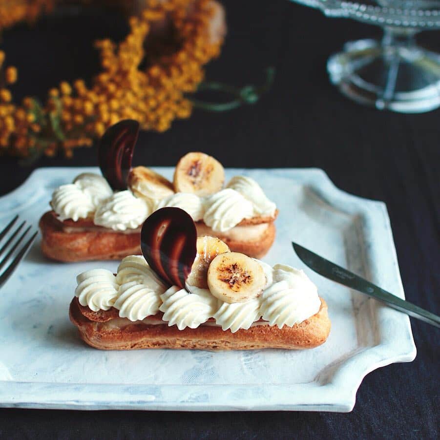 のインスタグラム：「2019年4月6日 🎶バナナ🍌とパッションフルーツのエクレア🎶 . 明日から始まるラズベリーとバナナのエクレアレッスンの前に確認のためエクレアを焼きました。  中にバナナカスタード、上のクリームがパッションです。 昨日、レッスンおやつでもお出ししたのですが、4本クリームを絞ったところで運んだらコロンコロン😨😱😱😱 2本倒れてもう1本被害を受け、無事なのは1つだけ💦💦私は糸が切れたように落胆してそれ以上のデコレーションができませんでした😅ごめんなさい😅 . 放課後、写真を撮っておこうかな、と追加で2本仕上げ(今度はちゃんとバナナカスタードで糊付け固定して)撮影を終えたところでピンポ〜ン🎵 なんてGoodな、タイミング💕💕 このお気に入りのプレートに出会わせてくれた @_kuraso のchiakiちゃんがちょろっと立ち寄ってくれたので「お茶する時間ある〜？？」と半ば強引に引きづり込み😅試食してもらいました👍 . バナナとパッションフルーツ、甘みと酸味の同居するトロピカルなさっくりエクレアはなかなか美味しかったですよ🏝🌞 ですよね？😁 . . #エクレア #エクレール #トロピカル #パッションフルーツ #お菓子教室 #ミルガトー #つくば #茨城 #うつわうたたね」