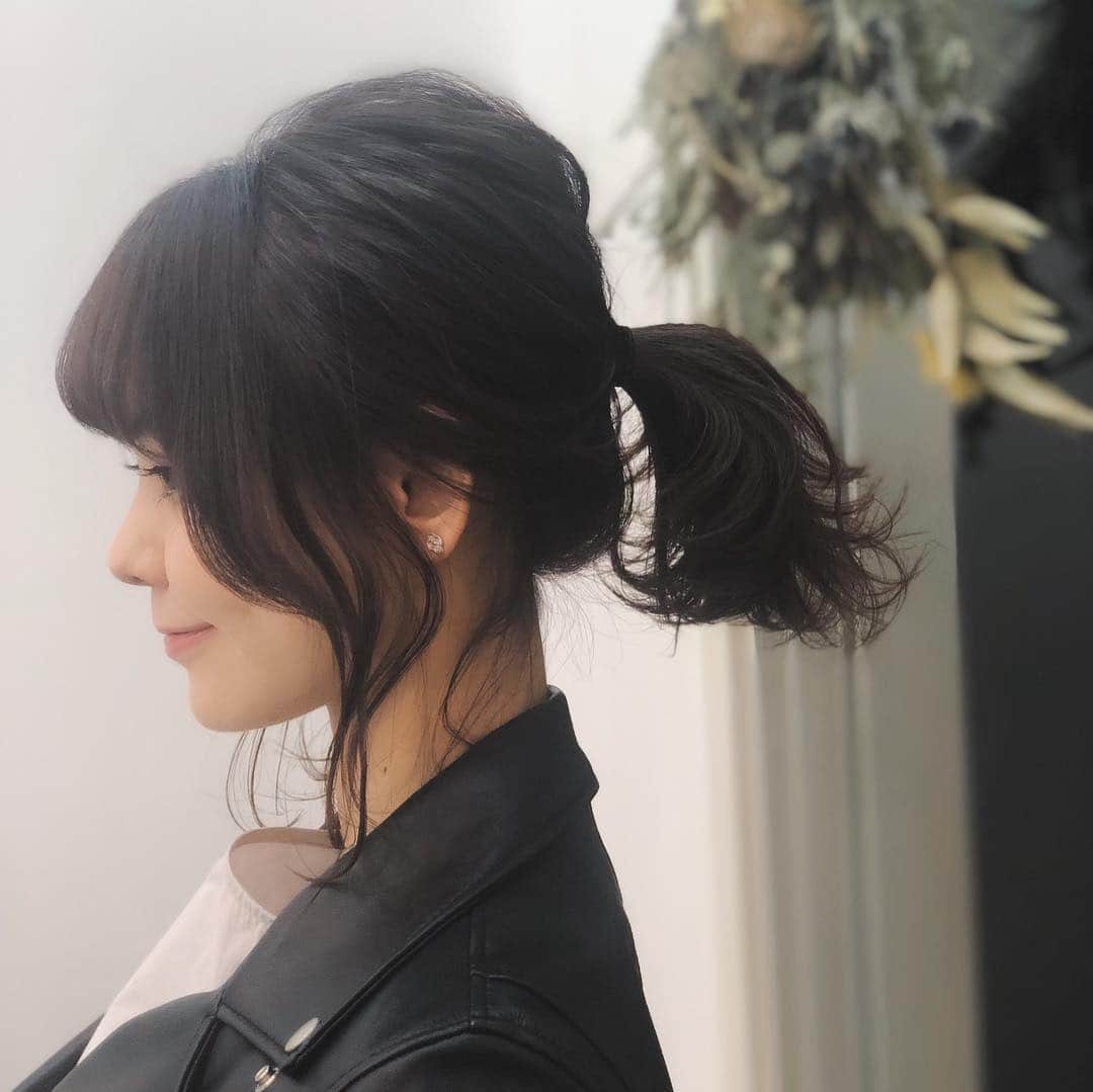 林村ゆかりのインスタグラム：「春なのでピンク系のカラーにしました🌸髪も伸びたのでハーフポニー。 ⠀ ⠀ ⠀ #美容 #美容好き #ヘアアレンジ #ヘアカラー #ヘアケア #ヘアカット#haircut #haircolor #春 #春ヘア #春ヘアカラー」