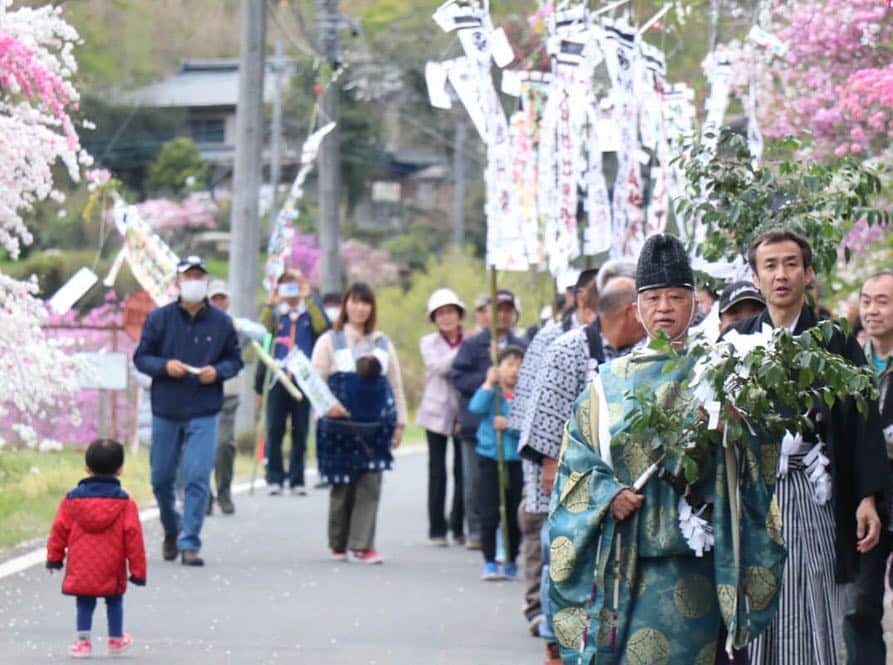 さいたまつりさんのインスタグラム写真 - (さいたまつりInstagram)「4月14日（日）ときがわ町で「大野の送神祭」が行われます！ツツジや花桃など春の花と、青空を背景に立ち並ぶ小旗のコントラストは最高ですよ♫ #さいたまつり #春 #花 #花見 #埼玉 #saitamatsuri #spring #お祭り #写真好きな人と繋がりたい #ファインダー越しの私の世界 #お祭り写真 #お祭り写真部 #カメラ女子 #大野の送神祭 #ツツジ #花見日和」4月6日 14時47分 - saitamatsuri