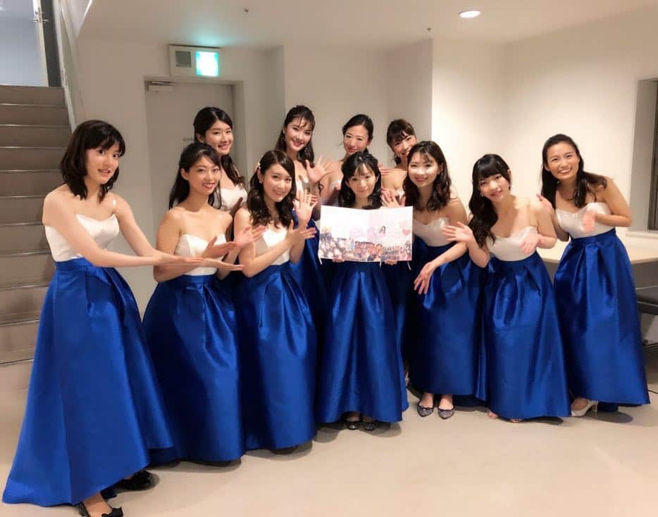 竹内愛のインスタグラム：「応援して下さっている皆様へ  皆様こんにちは、竹内愛です。 いつも応援して下さっている皆様に、ご報告です。  私はこの度、9年間在籍しました12人のヴァイオリニストを卒業させて頂くこととなりました。  この9年間を思い出すと本当に数え切れない程の思い出と、かけがえのない経験をさせて頂きちさ子さん始めメンバー、スタッフの皆様には本当にお世話になりました。  9年前にこのグループに入団し、初めてコンサートで演奏した時のことは昨日のことのように思い出せます。  いつも厳しくも温かいお言葉を下さったちさ子さん、このグループに入団し出会うことが出来てたくさんの時間を共にしてきたメンバー、いつもお世話になっていたスタッフの皆様や応援して下さっていた皆様には感謝の気持ちでいっぱいです。  いつもコンサートの後にはたくさんのお声がけを頂き、本当に嬉しく、励みになりました。  これからもこのグループでの経験を活かして頑張っていきたいと思います。  今後とも12人のヴァイオリニストをよろしくお願いいたします。  竹内 愛」