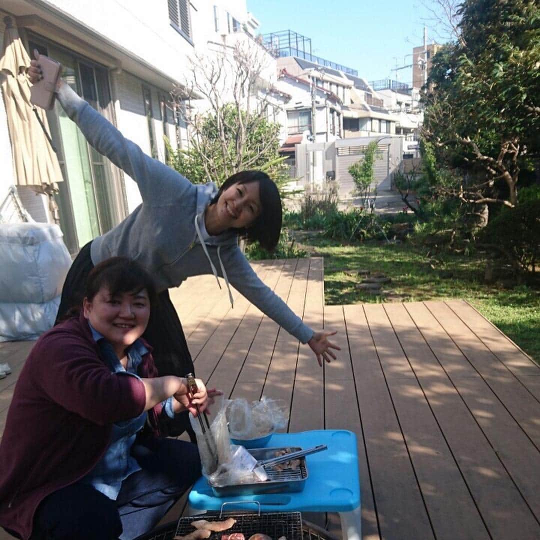 のインスタグラム：「沖縄からの帰り道、あっちゃん邸にてバーベキュー！！ 空港から直行ですよ（笑）  遅れての参戦ながら、お肉を焼いてくれるあつこたん(๑˃̵ᴗ˂̵) アンガ食品のお肉とかキムチでアンガ祭りです！（笑）  もう天気も良くて楽しすぎる〜！！ 夜の部はドミノピザが届きまして、冷麺やら辛ラーメンも！！ 幸せ(≧∀≦) 毎週やってほしい（笑）  沖縄から引き続き焼肉な我が家でした〜！ #ママ友#バーベキュー#アンガ食品#幸せな時間#息子殿姫#息子殿#姫」