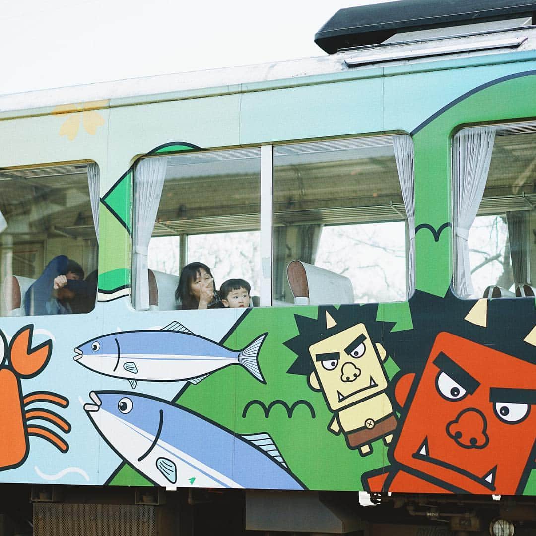 Takafumi Gotoのインスタグラム：「季ボーイ初列車。僕の地元を走るローカル線・京都丹後鉄道。ワンマンのディーゼル車🚃今日はラッピングしてあるおもしろ車両でした🦀🐟👹 隣街までばあちゃんと片道30分の旅でした。僕は車で追いかけて、終着地点で2人をピックアップ。とても楽しかったようです☺︎」