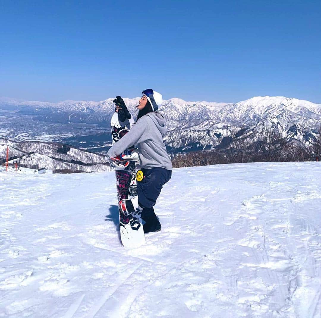 大槻ひびきさんのインスタグラム写真 - (大槻ひびきInstagram)「今シーズン最後のスノーボードに行ってきました☃️ 暑いくらい天気が良くて楽しかった💓 お気に入りの板ちゃんはお手入れして 来年までお別れです😂 #ftwo #snow #snowboarding  #snowboard  #gala湯沢スキー場  #winter  #spring  #ひびはた」4月6日 15時02分 - yanhibi0221