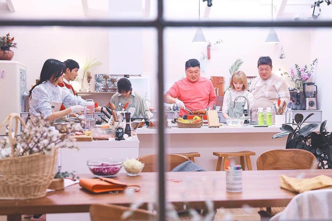 h3artbrak3rsさんのインスタグラム写真 - (h3artbrak3rsInstagram)「#repost @modu_kitchen ・・・ - 오순도순 복작복작 뚝딱뚝딱❤️ 기막힌 한상을 펼쳐내는 모두의 주방🧡😻 . . #모두의주방 #소셜다이닝 #먹방 #쿡방 #내일저녁 #7시40분 #강호동 #유민상 #이청아 #광희 #웬디 #사쿠라  #hkt48 #IZONE #아이즈원 #アイズワン  #sakura #宮脇咲良 #미야와키사쿠라 #さくら #Wendy #웬디 #ウェンディ #redvelvet」4月6日 15時00分 - h3artbrak3rs