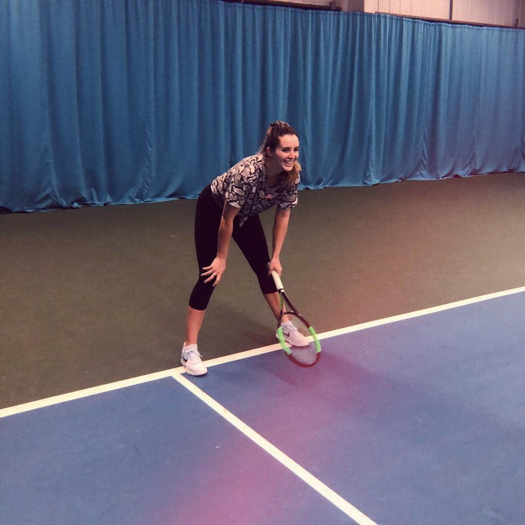 ローラ・ロブソンのインスタグラム：「Always this happy on court 🤥😇」