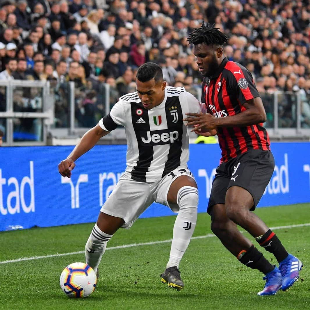 ユヴェントスFCさんのインスタグラム写真 - (ユヴェントスFCInstagram)「HT: 0-1 Let's give everything in the second half, Bianconeri! 💪💪💪 #JuveMilan #FinoAllaFine #ForzaJuve」4月7日 1時50分 - juventus