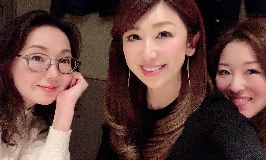 和泉佳子さんのインスタグラム写真 - (和泉佳子Instagram)「昨夜は、女優のとよた真帆ちゃん @maho_toyota と、今や姉妹のような芙美ちゃん @fumuchi と、南青山 七鳥目で焼き鳥女子会でした💗 . まほまほとは、もう20年位の長いお付き合いです😊✨ . いつも気さくで、楽しくて、飾らない、とってもフレンドリーなまほまほ🧡 . 昨夜は、久々のごはんでした🍻 . そんな七鳥目を後にして、芙美ちゃんと天現寺カフェでお茶をしながらさらにおしゃべり☕️ . ちょくちょく会ってるのに、まだ話したい事が山盛り💕（笑） . そんな、金曜日の大好きな女子友との楽しい夜でした🧡 . . #和泉佳子 #25ans #エレブロガー #金曜日 #女子会 #とよた真帆 ちゃん #内田芙美 ちゃん #七鳥目 #焼き鳥 #天現寺カフェ」4月7日 1時58分 - yoshiko_izumi