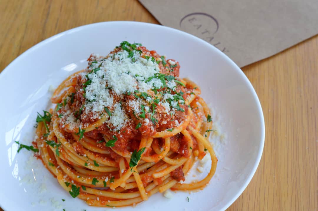Eataly Brasilさんのインスタグラム写真 - (Eataly BrasilInstagram)「Felicidade é esse Bucatini all' Amatriciana no almoço de sábado! É só chegar no La Pasta para garantir o seu. Aproveita também para garantir a sobremesa na nossa Feira do Chocolate! . . . Nosso Bucatini é preparado com massa seca de Gragnano, importada da Itália, com molho pomodoro, guanciale e cebola roxa. Nossa dica é experimentar com um bom queijo ralado. E você, já experimentou? #EatalySP #SouEatalyano #RestauranteLaPasta」4月7日 0時30分 - eatalybr