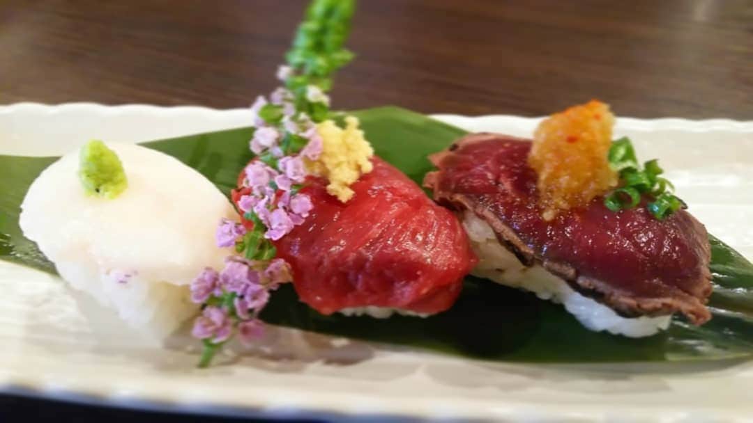 九州うまか 北浜店のインスタグラム：「馬肉寿司でございますよ。  #九州うまか#九州うまか北浜店#北浜#淀屋橋#天満橋#京橋#肥後橋#堺筋本町#大阪#大阪グルメ#居酒屋#日本酒#焼酎#純米#泳ぎイカ#もつ鍋#九州料理#九州#博多#福岡#鹿児島#宮崎#佐賀#長崎#大分#熊本#肉#肉寿司」
