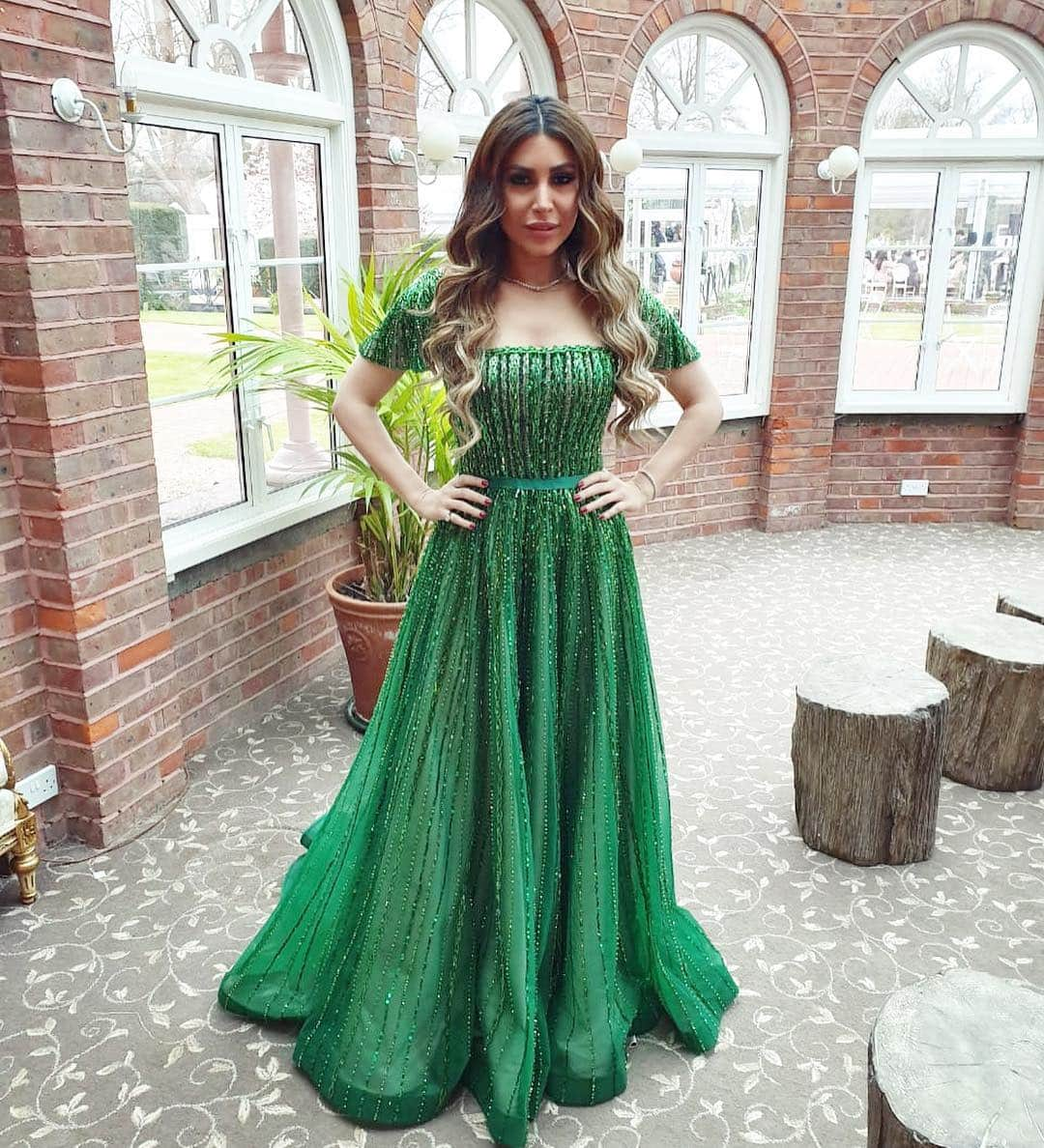 ヤーラさんのインスタグラム写真 - (ヤーラInstagram)「About last night... thanks @labourjoisie for the beautiful Dress💚 #london #wedding #performing #singing #lastnight #Yaralb_lovers #Yara  #يارا #يارا_لوفرز #لندن」4月7日 0時28分 - yara