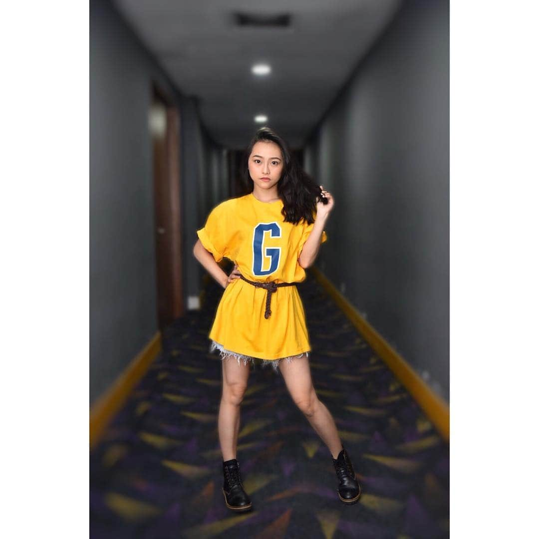 ロナ・アングラエニさんのインスタグラム写真 - (ロナ・アングラエニInstagram)「“G” for Gorgeous 😎🤪🤣 . . . My oversize t-shirt & boots from @guteninc」4月7日 0時39分 - jkt48rona