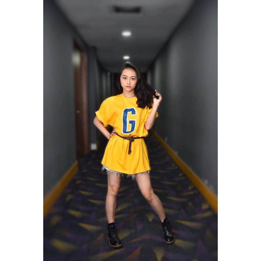ロナ・アングラエニのインスタグラム：「“G” for Gorgeous 😎🤪🤣 . . . My oversize t-shirt & boots from @guteninc」
