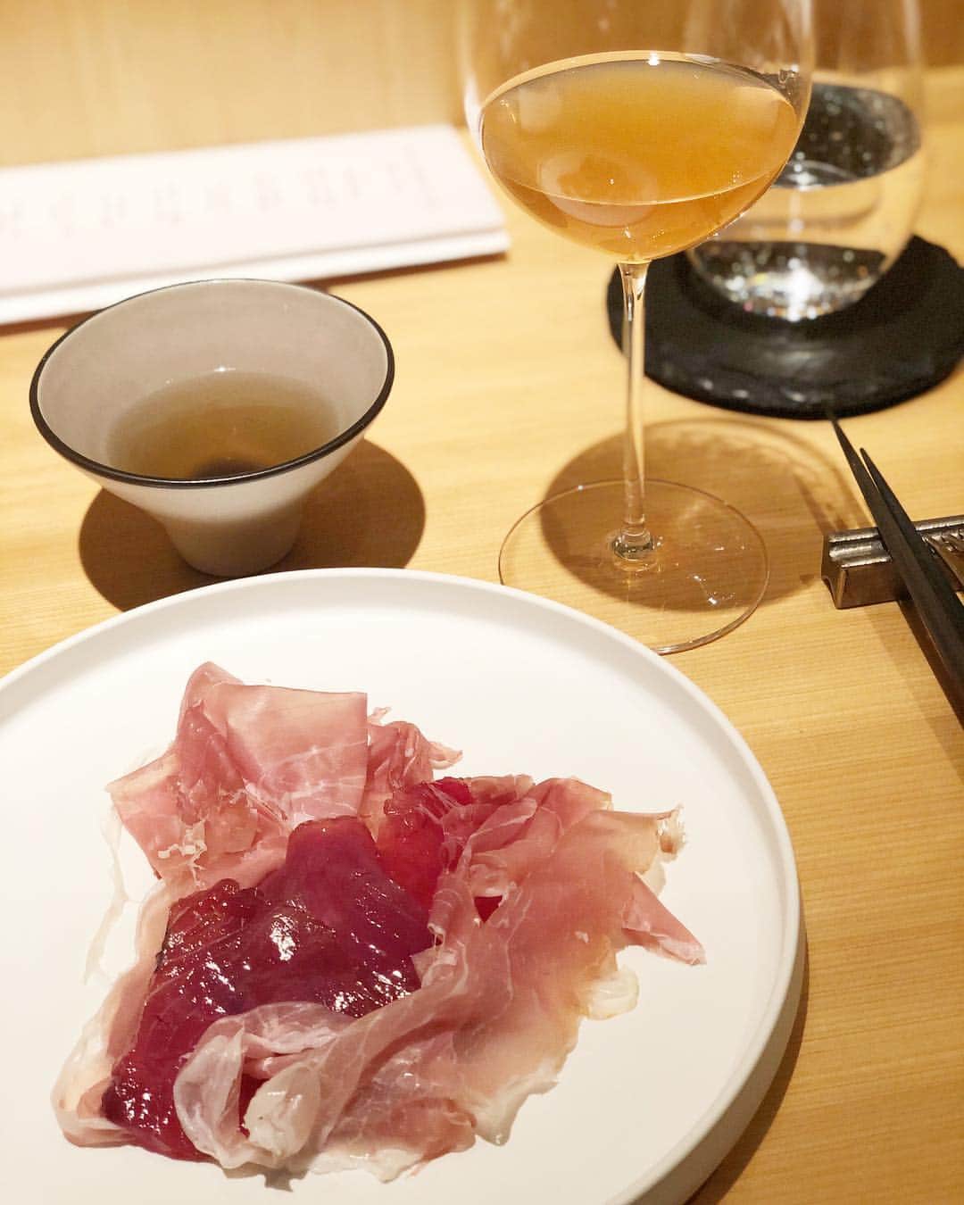 渡辺真実絵さんのインスタグラム写真 - (渡辺真実絵Instagram)「. @alterego.tokyo 🇮🇹 ﻿ ミシュラン三ツ星の「 Osteria Francescana 」で スーシェフを務め、ミラノの「 Ristorante TOKUYOSHI 」で ミシュラン一つ星に輝く徳吉シェフ( @yojitokuyoshi ) による イノベイティブイタリアン 🇮🇹 ✨﻿ 🍽 ﻿ 楽しいトークと、初体験のスープペアリングに 合わせて頂きました 🙏 ✨﻿ 🥰 ﻿ 美味しさの驚きが止まらない貴重な時間でした 😆 ﻿ #alteregotokyo #🍽mamu」4月7日 0時31分 - mamu________________