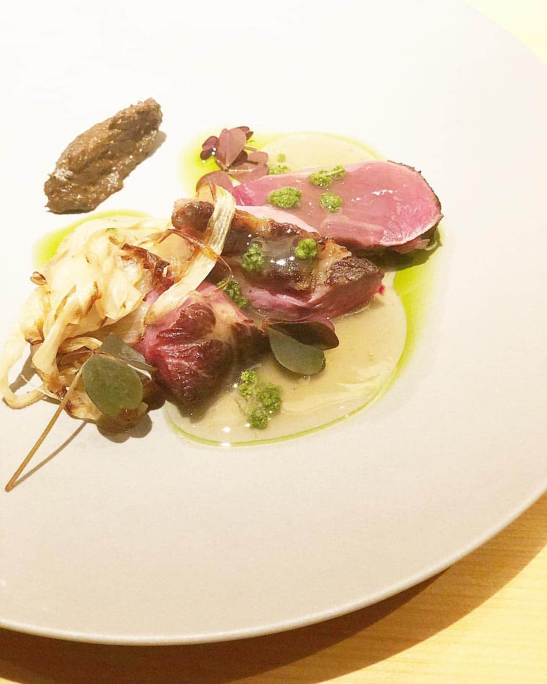 渡辺真実絵さんのインスタグラム写真 - (渡辺真実絵Instagram)「. @alterego.tokyo 🇮🇹 ﻿ ミシュラン三ツ星の「 Osteria Francescana 」で スーシェフを務め、ミラノの「 Ristorante TOKUYOSHI 」で ミシュラン一つ星に輝く徳吉シェフ( @yojitokuyoshi ) による イノベイティブイタリアン 🇮🇹 ✨﻿ 🍽 ﻿ 楽しいトークと、初体験のスープペアリングに 合わせて頂きました 🙏 ✨﻿ 🥰 ﻿ 美味しさの驚きが止まらない貴重な時間でした 😆 ﻿ #alteregotokyo #🍽mamu」4月7日 0時31分 - mamu________________