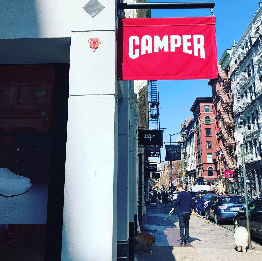 ハチミツ二郎さんのインスタグラム写真 - (ハチミツ二郎Instagram)「NY ソーホーのCAMPER.オレが世界で1番好きな靴屋。残りの人生であと何足 この店でお気に入りの靴に出逢えるか？が人生のささやかな楽しみ。」4月7日 0時33分 - jirohachimitsu