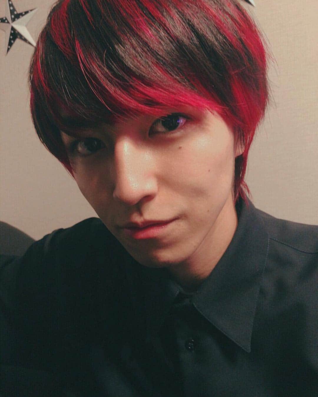 タカシさんのインスタグラム写真 - (タカシInstagram)「髪の毛染めてみた！！ どうかな？  #赤 #初挑戦」4月7日 0時34分 - takashi_yade07