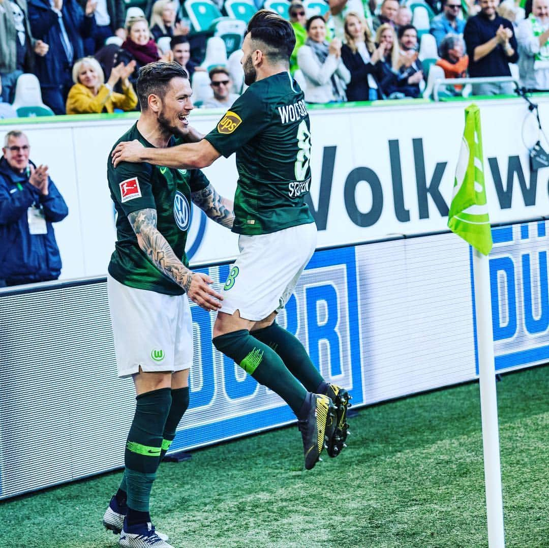 VfLヴォルフスブルクさんのインスタグラム写真 - (VfLヴォルフスブルクInstagram)「Sprung ins Glück! Die Wölfe gewinnen 3:1 gegen @hannover96. 👏💚 #immernurdu #wobh96 #vflwolfsburg #arbeitfussballleidenschaft #bundesliga」4月7日 0時35分 - vfl.wolfsburg