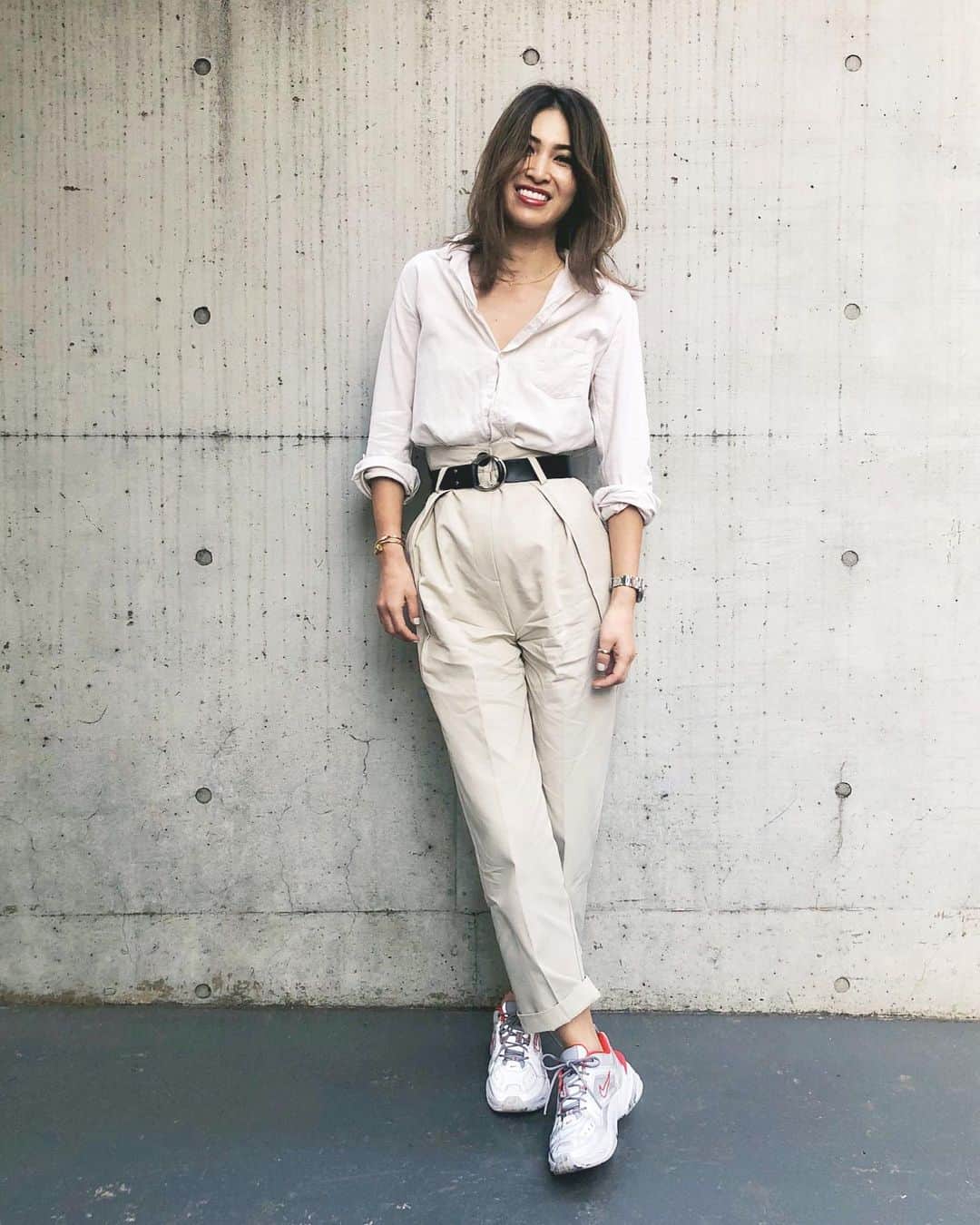 のインスタグラム：「#ootd やっとあったかい🥰上下合わせてフランクフランクだった😂 #outfit #white #beige #shirts #frankandeileen #instafashion #thefrankieshop #nike #m2ktekno #silver #sneakers #fashion #spring #ericore」