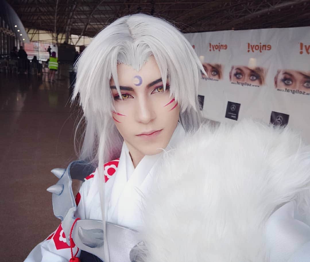 Geheさんのインスタグラム写真 - (GeheInstagram)「NEW COSPLAY WOOOOOO  Rushed Sesshomaru for a local con in a couple of days 🌙 nice pics coming soon, but I'm happy with the makeup so I wanted to show you ✨  #sesshomaru #inuyasha」4月7日 0時36分 - geheichou
