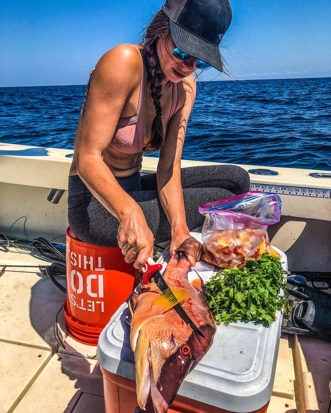 ヴァレンティン・トーマスさんのインスタグラム写真 - (ヴァレンティン・トーマスInstagram)「My favorite thing to do - a fresh and sustainably caught ceviche, right on the boat 😍. I had never heard of hogfish before I started Spearfishing, yet they became one of my favorite fish to eat. Hogfish get their name from their pig-looking snout. They are all born female and live as a harem to a large male who protects them. When the male dies (or becomes ceviche), the largest female will turn into a male as quick as in 5 days! We harvest mainly the males as it’s less damaging to the ecosystem.  Yes I have a muffin top on the photo, it’s called real life. @bubbablade #ad」4月7日 0時40分 - valentinethomas