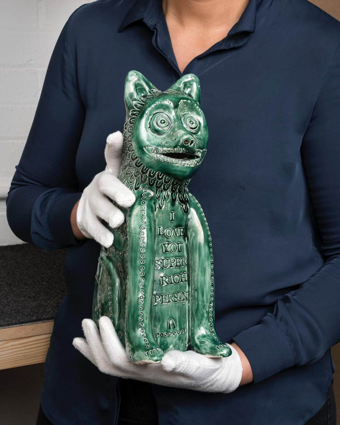 クリスティーズさんのインスタグラム写真 - (クリスティーズInstagram)「Saturday #Caturday 🐱 🐱 🐱 This ceramic cat by Grayson Perry is a highlight of our First Open | Online auction, on view now at our London gallery.⠀ .⠀ Bidding is open until 11 April.⠀ .⠀ Grayson Perry (b. 1960), ‘I Love You Super Rich Person’, 2017. Glazed ceramic, 12 ¾ x 4 ⅜ x 8 ⅝ in. (32.5 x 11 x 22cm.). Estimate: £15,000–20,000.⠀ .⠀ #art #artwork #artist #graysonperry #cat #cats #catsofinstagram #sculpture #ceramic #contemporaryart」4月7日 0時45分 - christiesinc