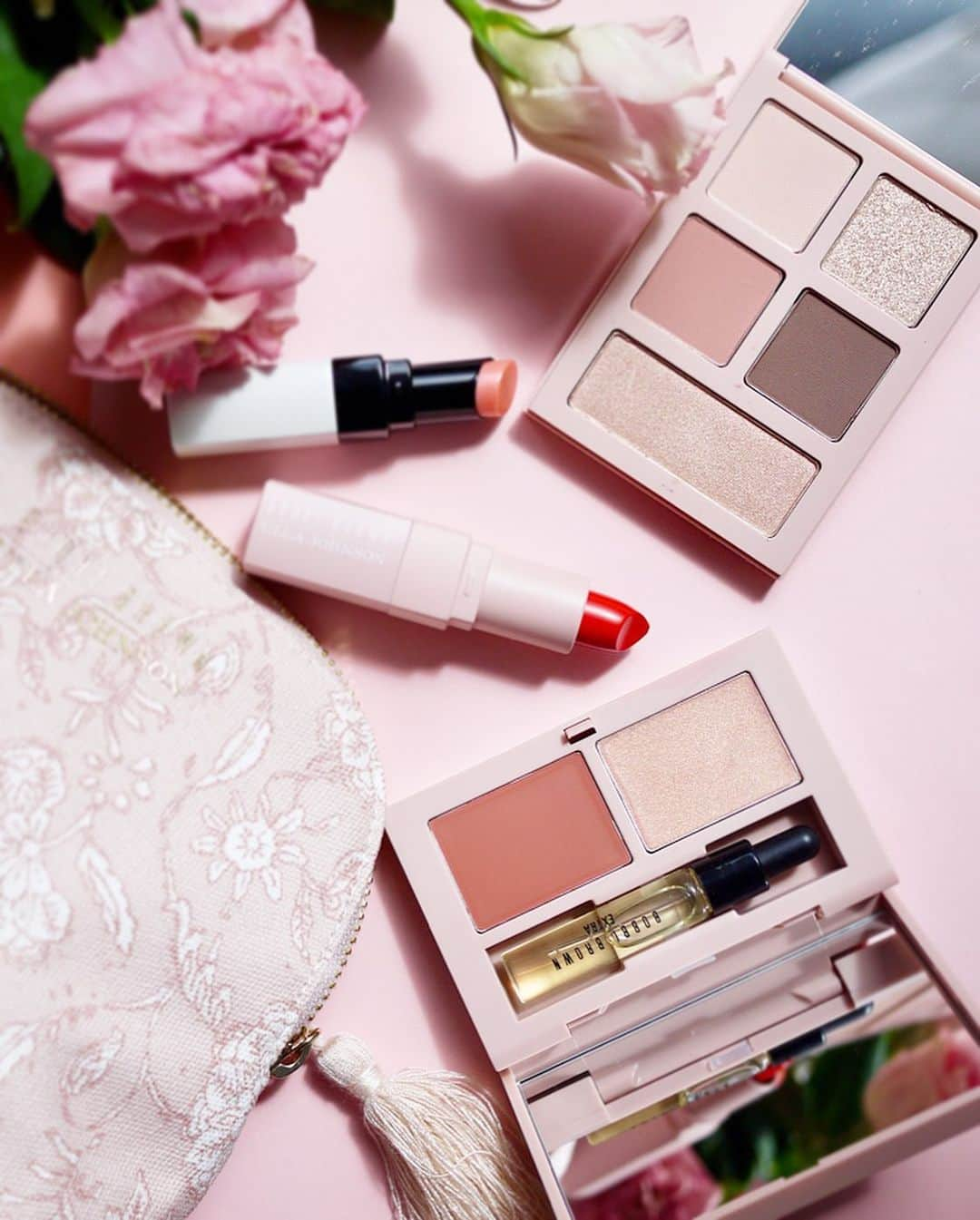 月本えりさんのインスタグラム写真 - (月本えりInstagram)「4/12発売のBOBBI BROWN/ULLA JOHNSONのコラボレーションコスメ💐見た目が本当に可愛くて🥰私はアイパレットとチークパレットとエクストラリップティントが特に大好き😘使用したアイテムは2枚目に🌸💓ちなみにチークパレットのウーバーベージュは大好きなカラー、ファンデーションブラシで塗ると仕上がりが綺麗なのでオススメ🥰リップティントは自分の唇が美しくなったように見えるの、いつもはベアポプシクルを使ってるんだけどグリッター入りの新色可愛すぎる!!!✨ #bobbibrown #ullajohnson #cosmetics #beauty #springmakeup #makeup #liptint #blush #eyeshadowpalette #pink #kawaii #new #ボビイブラウン」4月7日 0時49分 - eritsukimoto