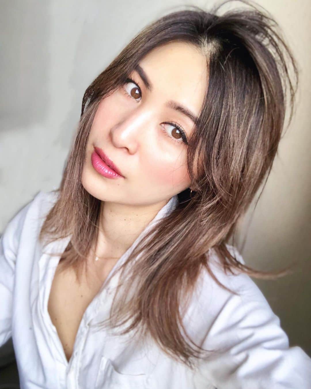 のインスタグラム：「4/12発売のBOBBI BROWN/ULLA JOHNSONのコラボレーションコスメ💐見た目が本当に可愛くて🥰私はアイパレットとチークパレットとエクストラリップティントが特に大好き😘使用したアイテムは2枚目に🌸💓ちなみにチークパレットのウーバーベージュは大好きなカラー、ファンデーションブラシで塗ると仕上がりが綺麗なのでオススメ🥰リップティントは自分の唇が美しくなったように見えるの、いつもはベアポプシクルを使ってるんだけどグリッター入りの新色可愛すぎる!!!✨ #bobbibrown #ullajohnson #cosmetics #beauty #springmakeup #makeup #liptint #blush #eyeshadowpalette #pink #kawaii #new #ボビイブラウン」
