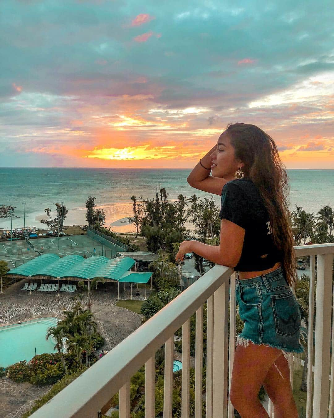 羽石杏奈さんのインスタグラム写真 - (羽石杏奈Instagram)「I’m so thankful for everything that happened in my life. I mean it, every single thing. 🧡💛💜 . photo in #saipan #garapan #sunset #beach #moment #magichour #colorfulsky #昨日アメリカポートランドに到着したよ #時差ボケ乗り越えて約30時間起きてた #今日もポートランドは雨らしい☔︎」4月7日 0時52分 - hawaiianna913